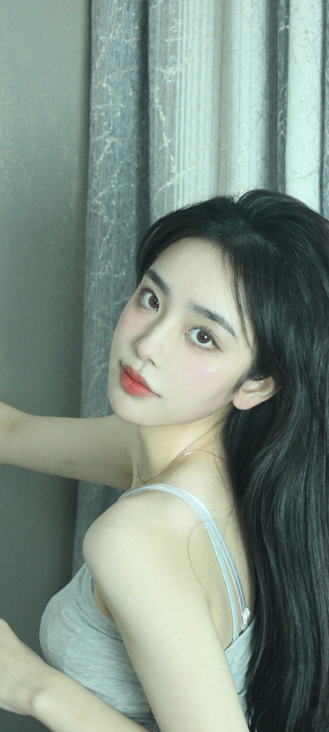 居家好看长发美女回眸高清全屏高清手机壁纸
