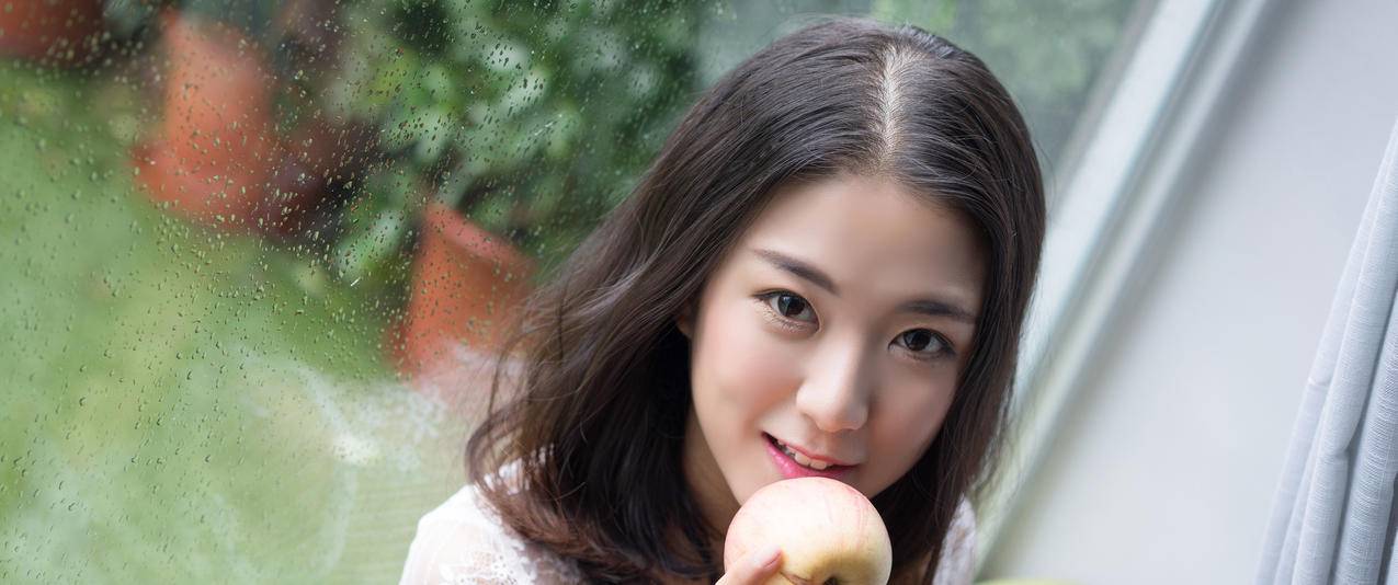宁宁可爱美女写真带鱼屏高清壁纸