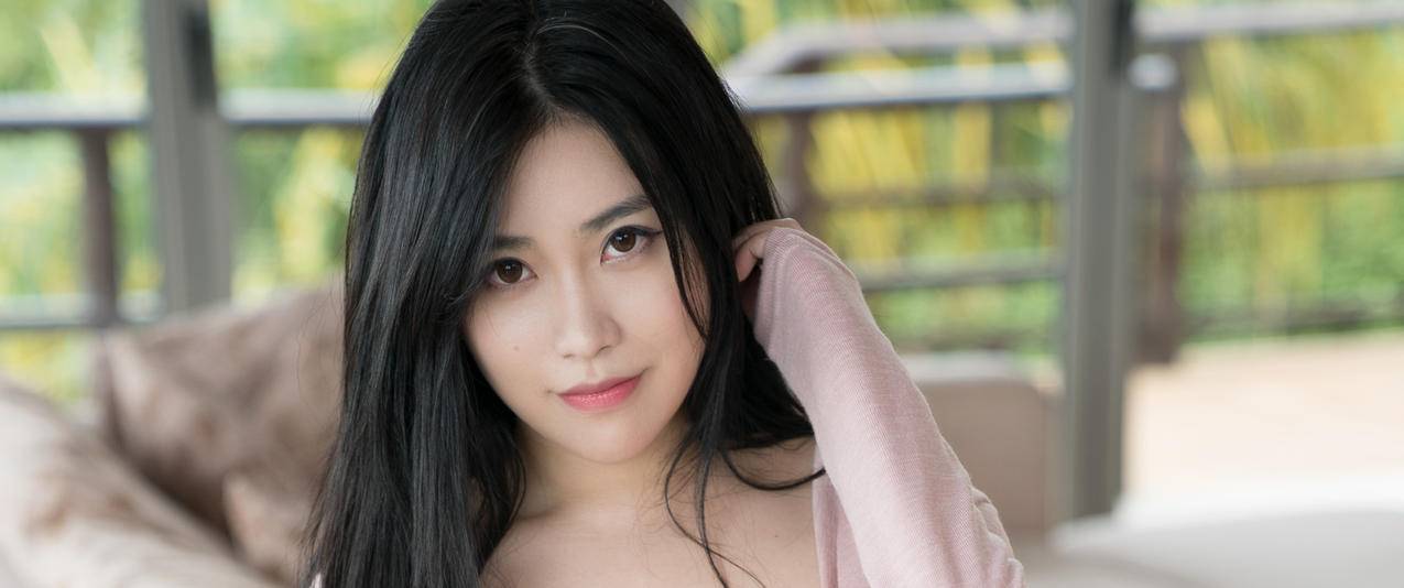 长发美女模特许诺Sabrina带鱼屏高清壁纸