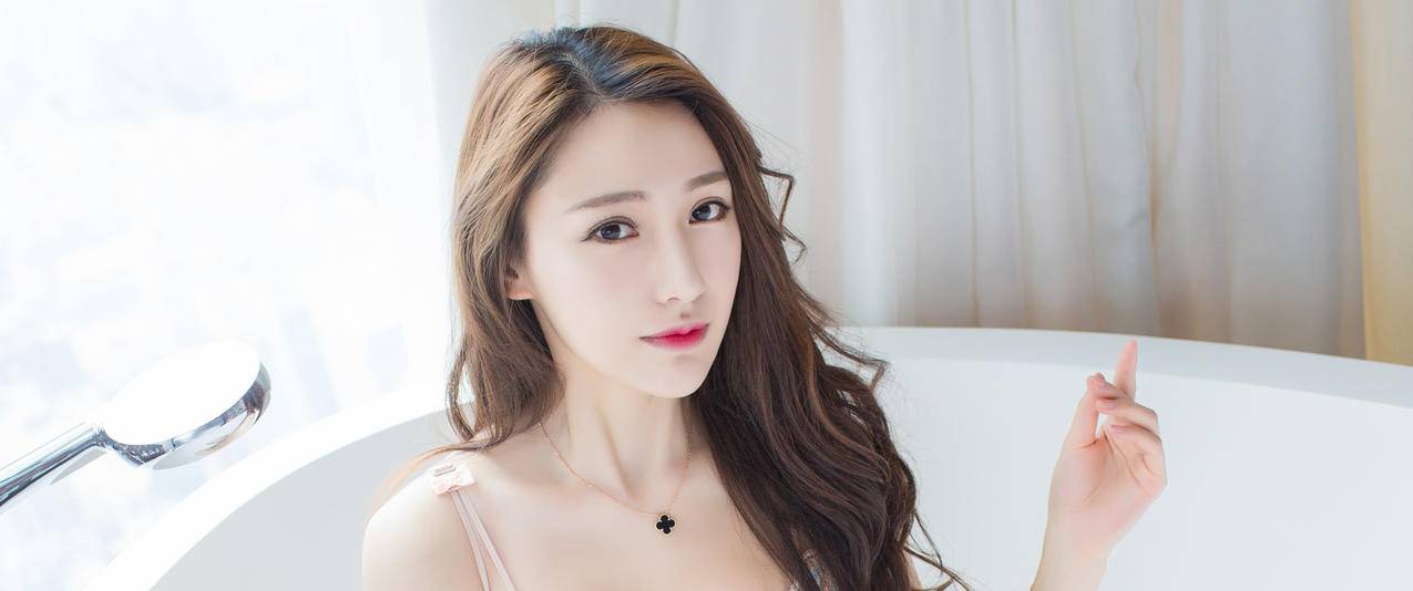 长发美女刘奕宁Lynn带鱼屏高清壁纸