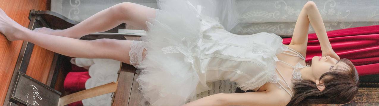 美女白色婚纱裙子好身材5120x1440高清壁纸