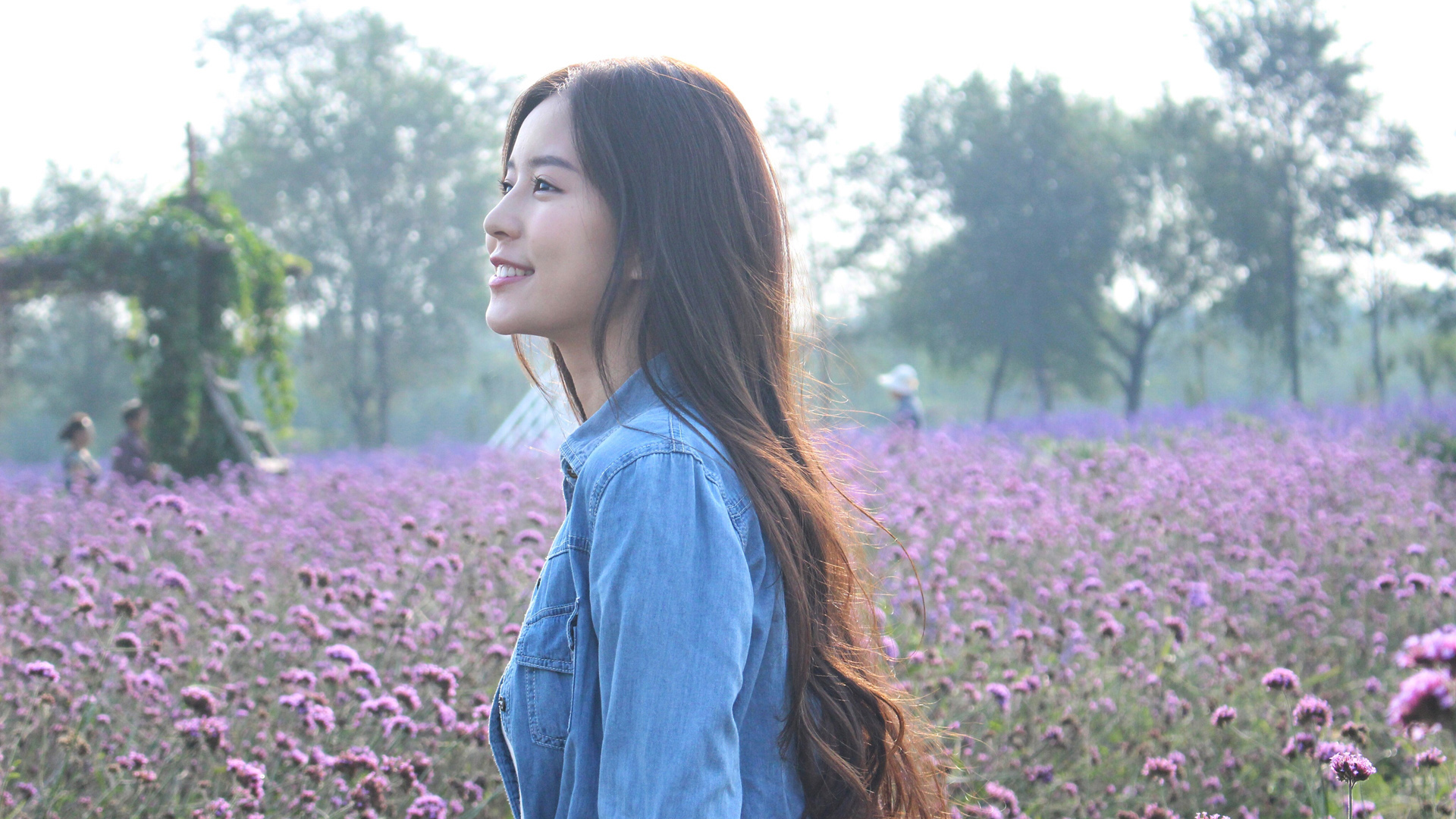 漂亮美女，笑容，微笑，好心情，紫色薰衣草，花海，美女高清壁纸