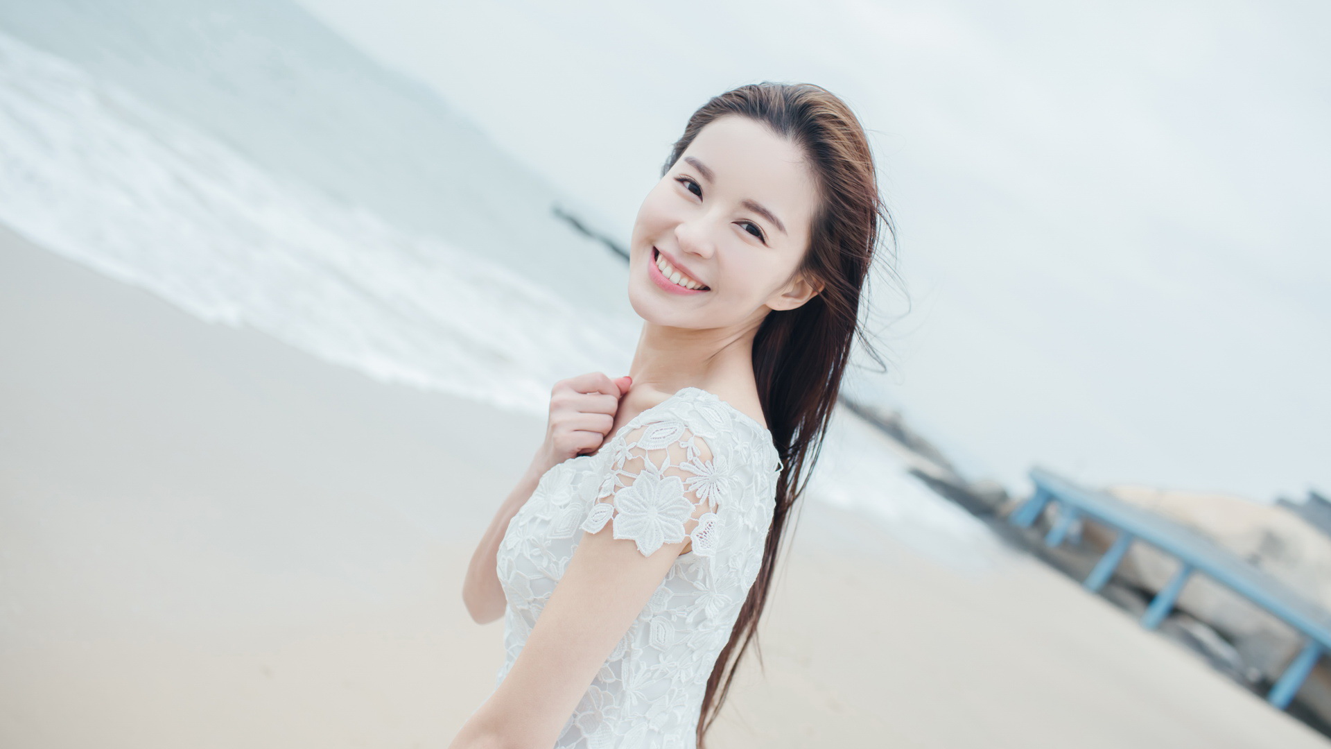 海边清新可爱美女温心(Swan)桌面高清壁纸