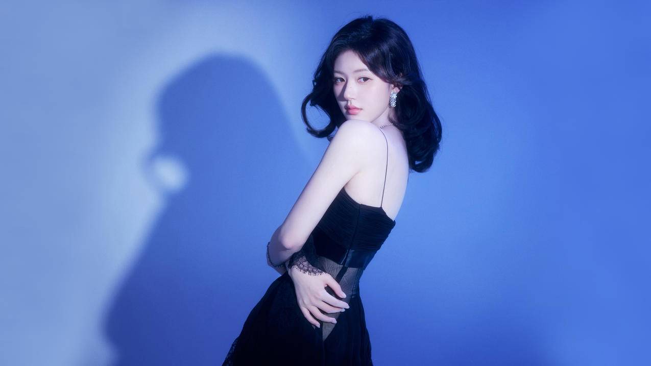 赵露思 黑色裙子 蓝色背景 4k美女高清壁纸