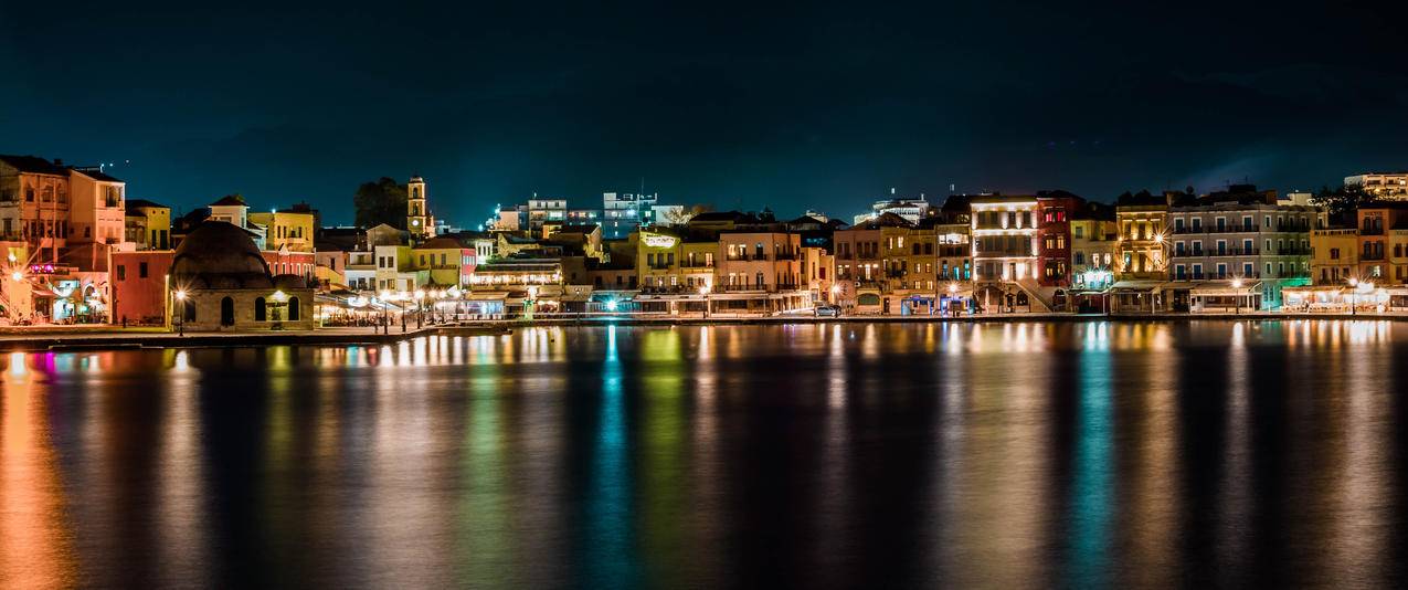 夜间水边城市风景带鱼屏高清壁纸