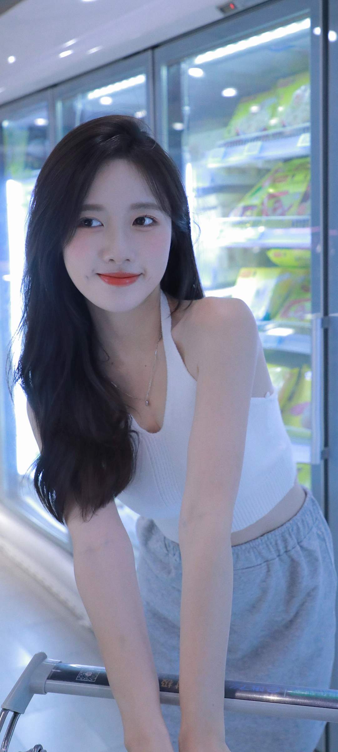网红美女 白色衣服 运动裤 美女高清手机壁纸