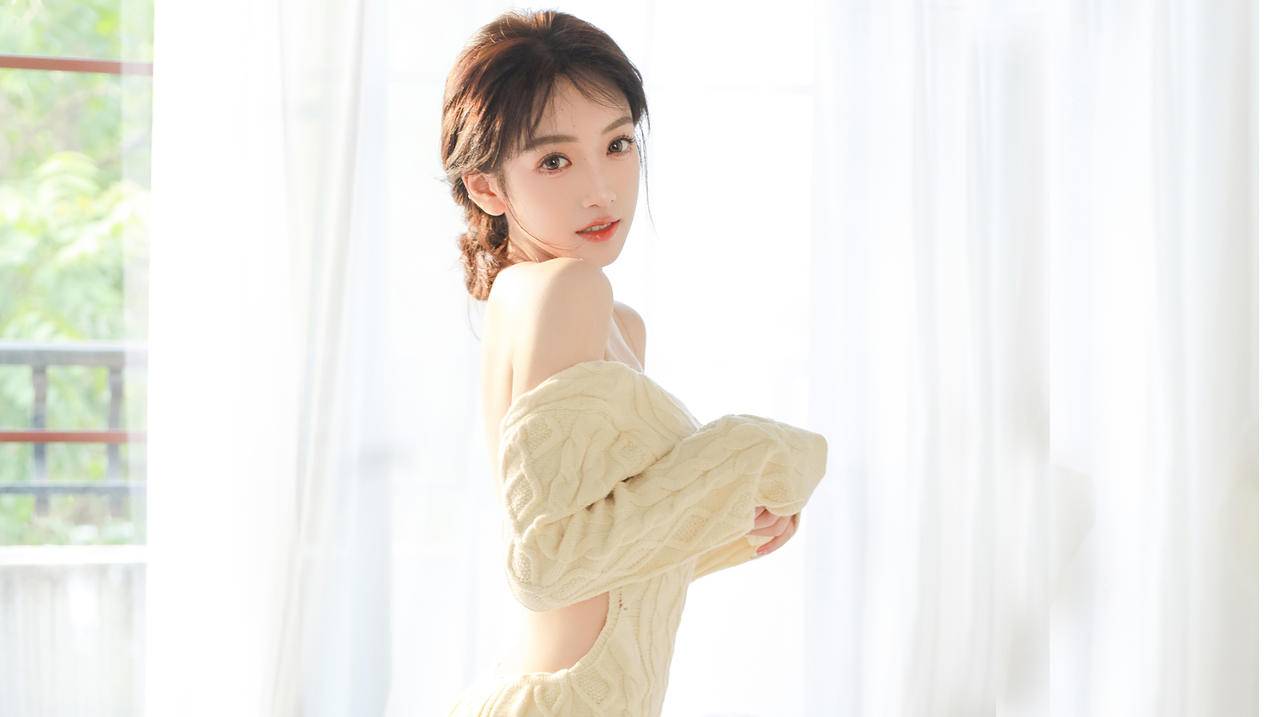 窗帘 摄像机 毛衣 美女 4k电脑高清壁纸