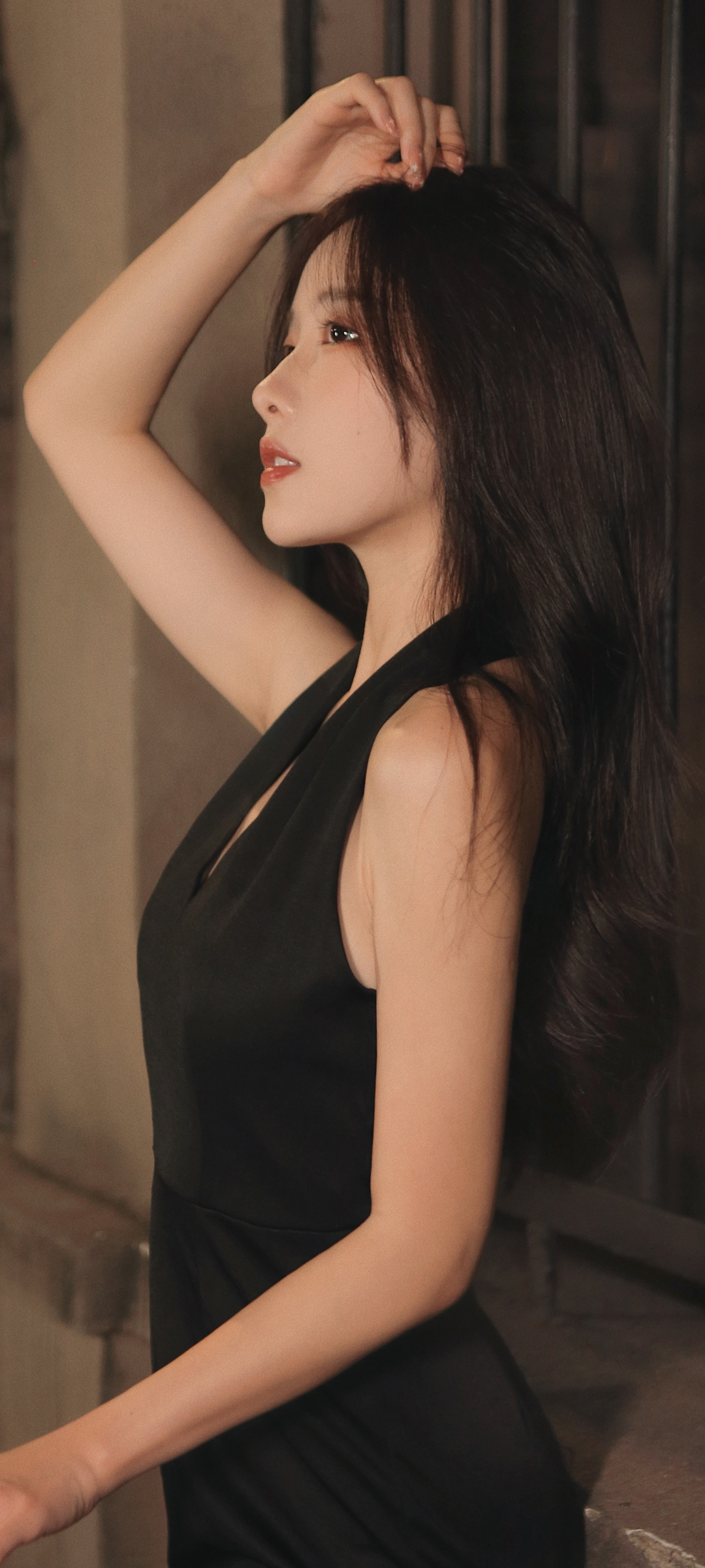 美女黑色裙子侧颜好看身材高清全屏高清手机壁纸