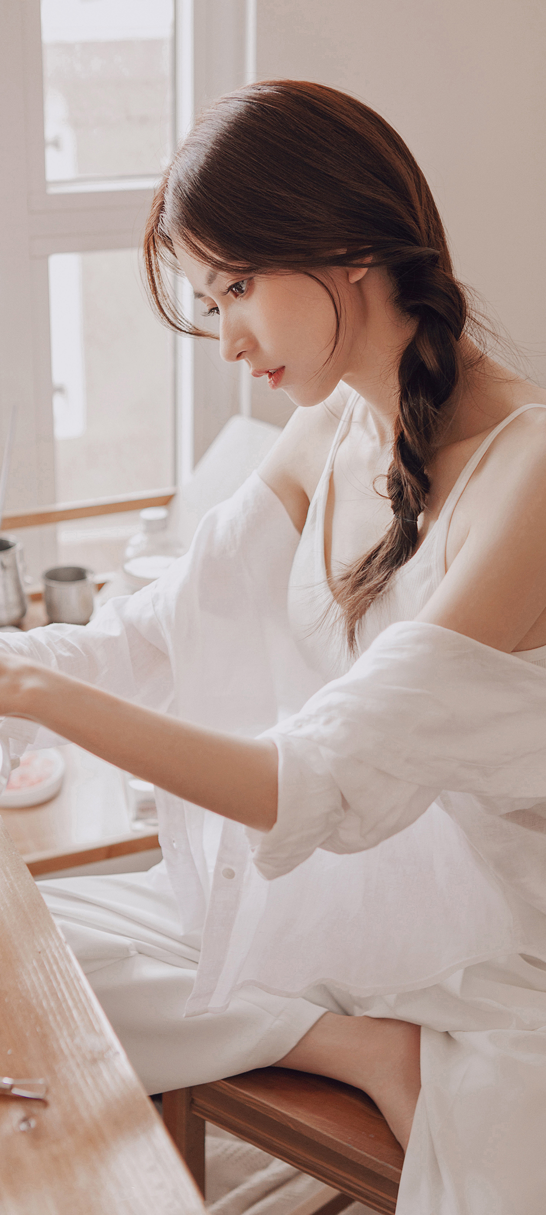 王秋紫 白色衣服 居家美女全屏高清手机壁纸