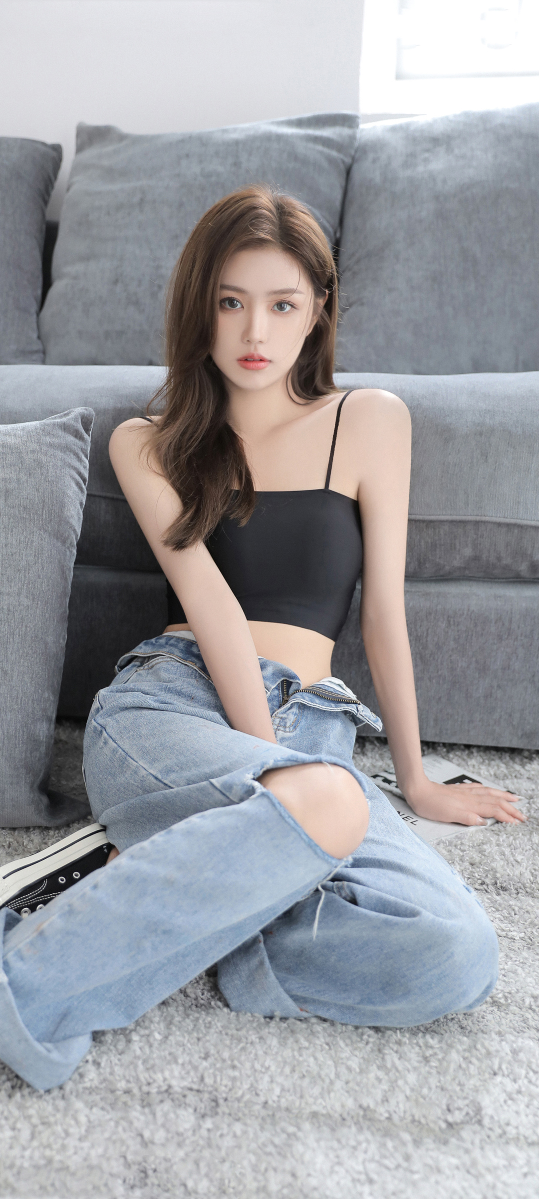 牛仔裤子居家美女全屏高清手机壁纸