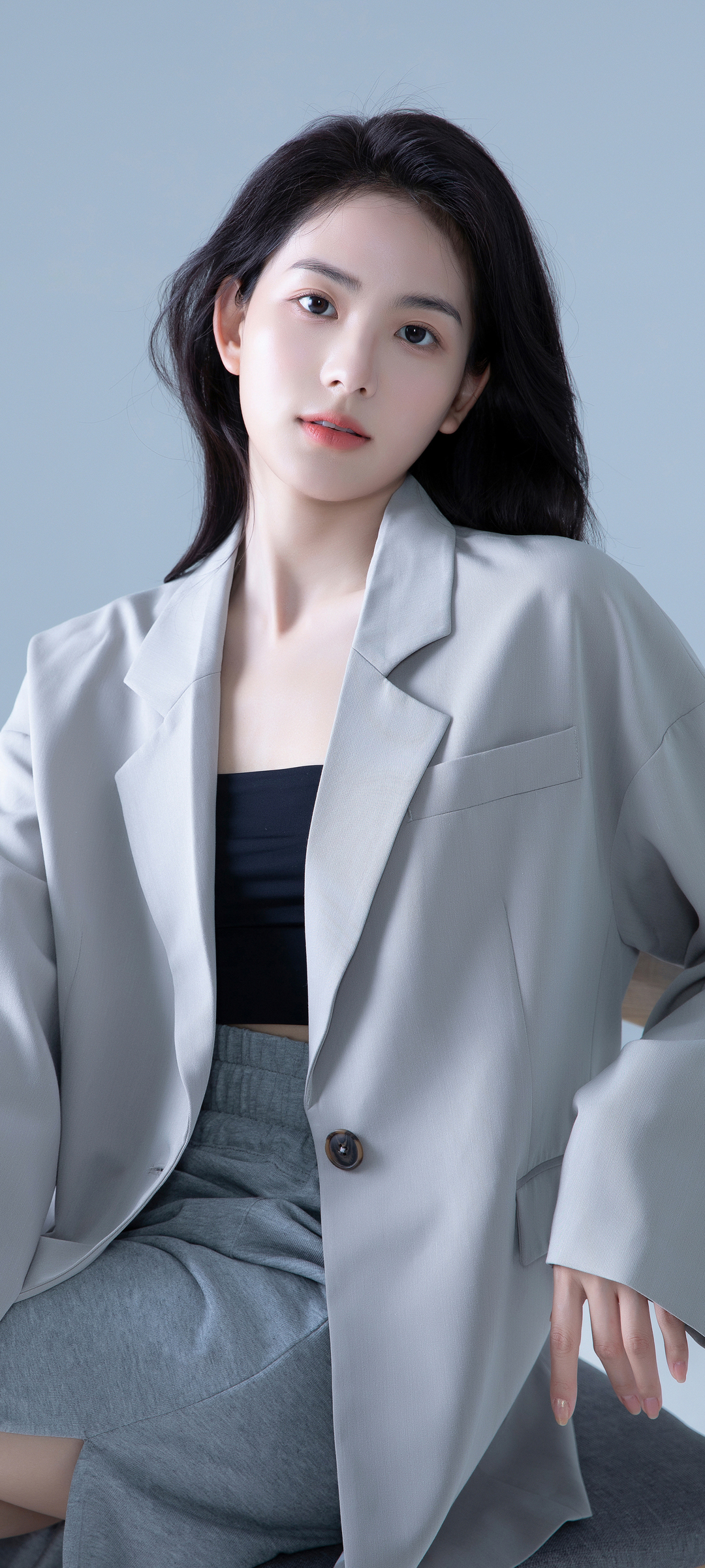 白色西装靓丽美女全屏高清手机壁纸