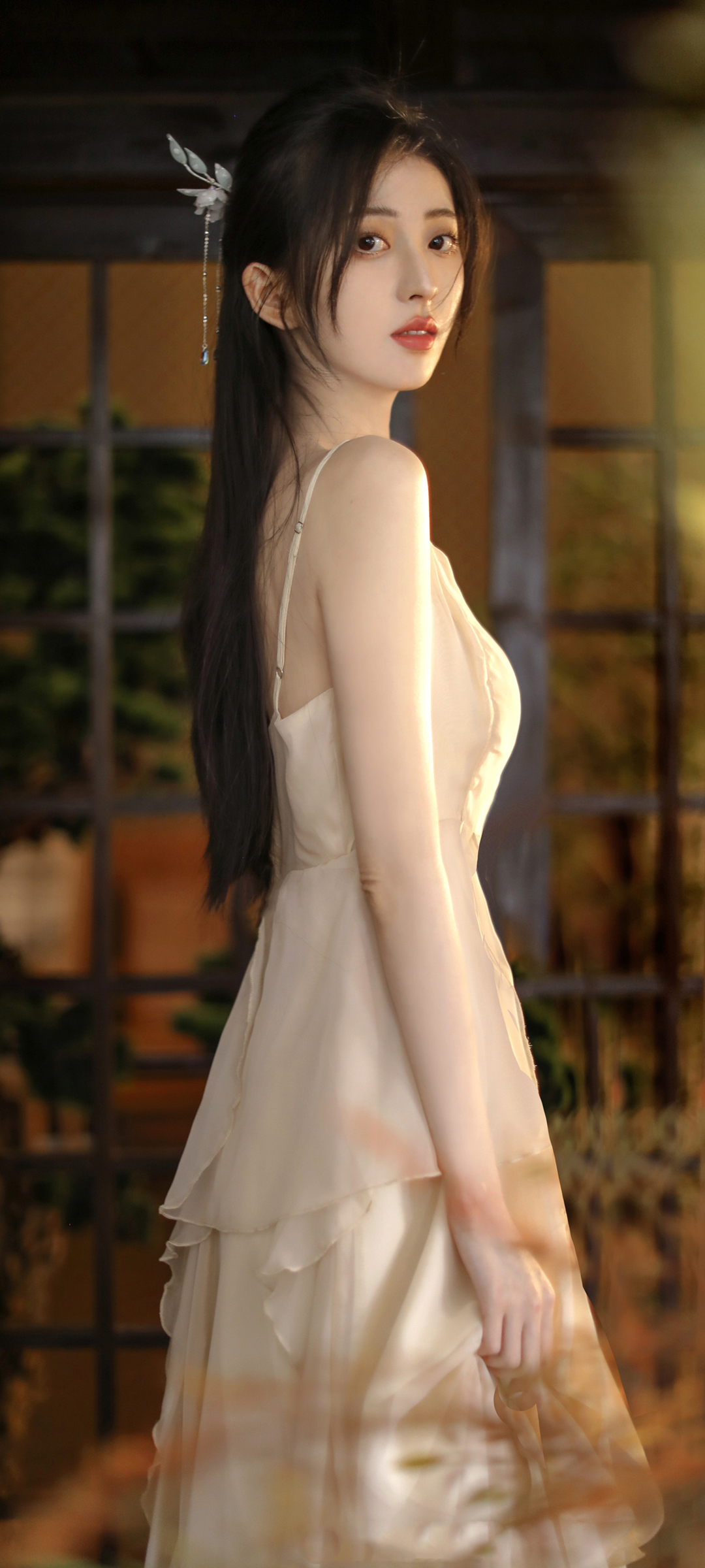 古香 书香 美女 侧身 苗条身材 高清手机壁纸