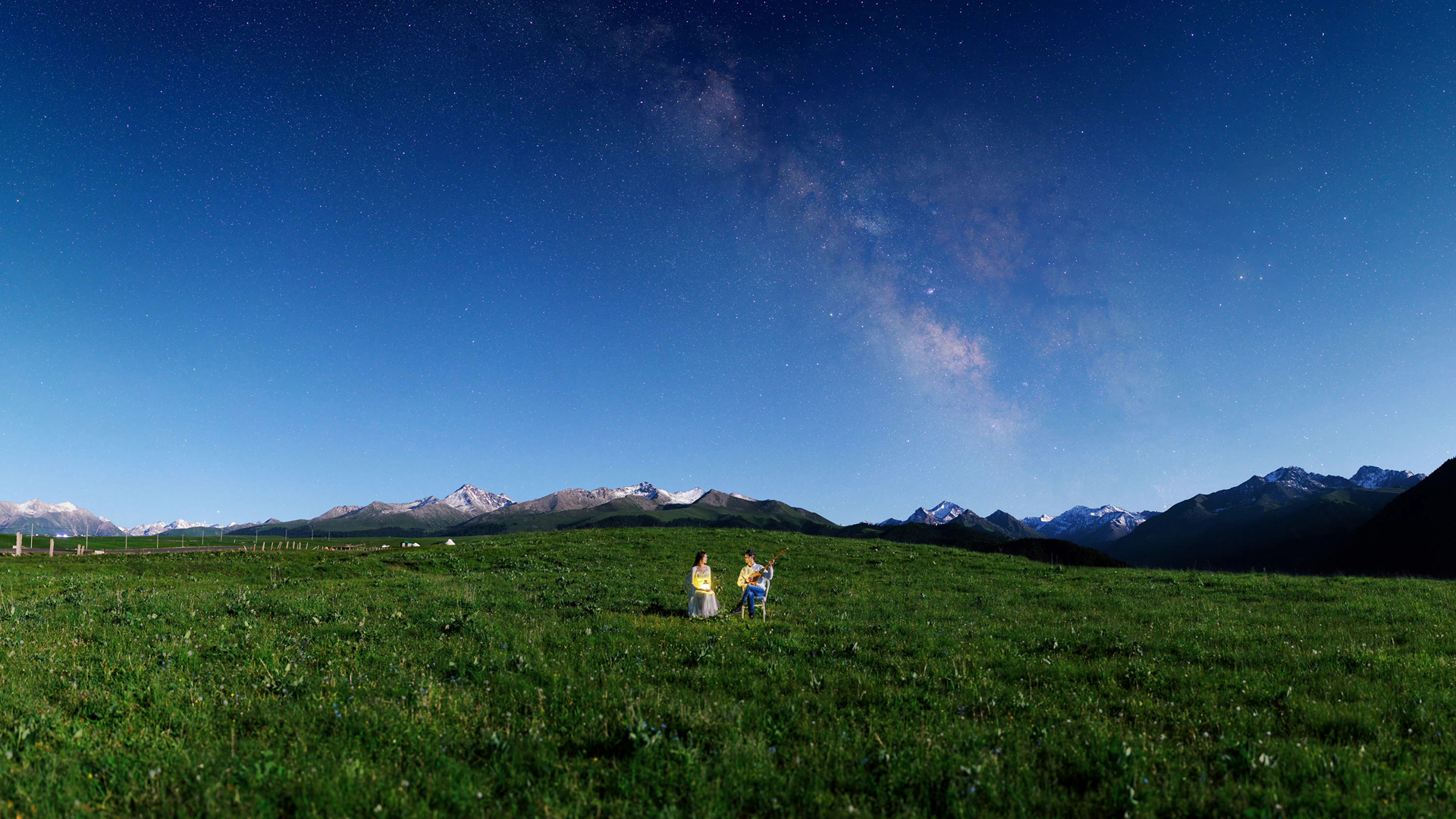 星空 山 草地 情侣 风景桌面高清壁纸图片