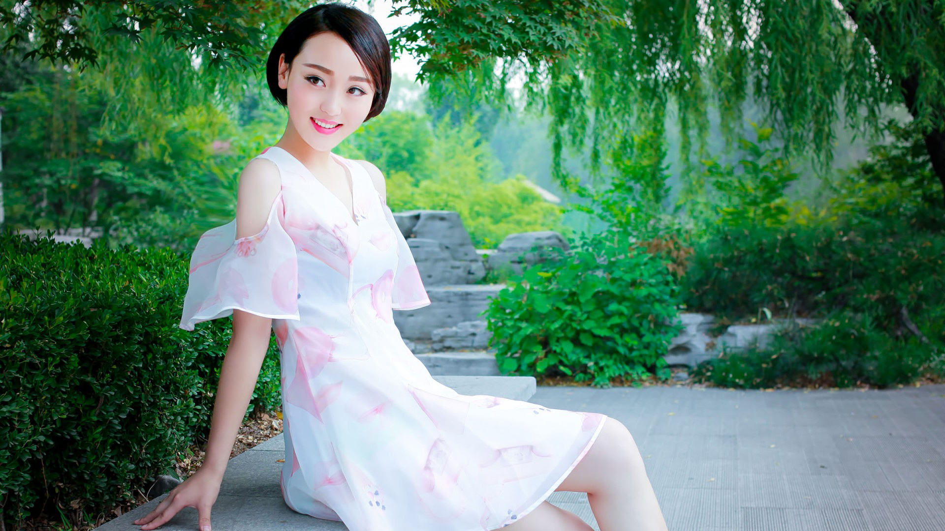 短发，养眼，气质，可爱美女，裙子，公园一角，美女高清壁纸