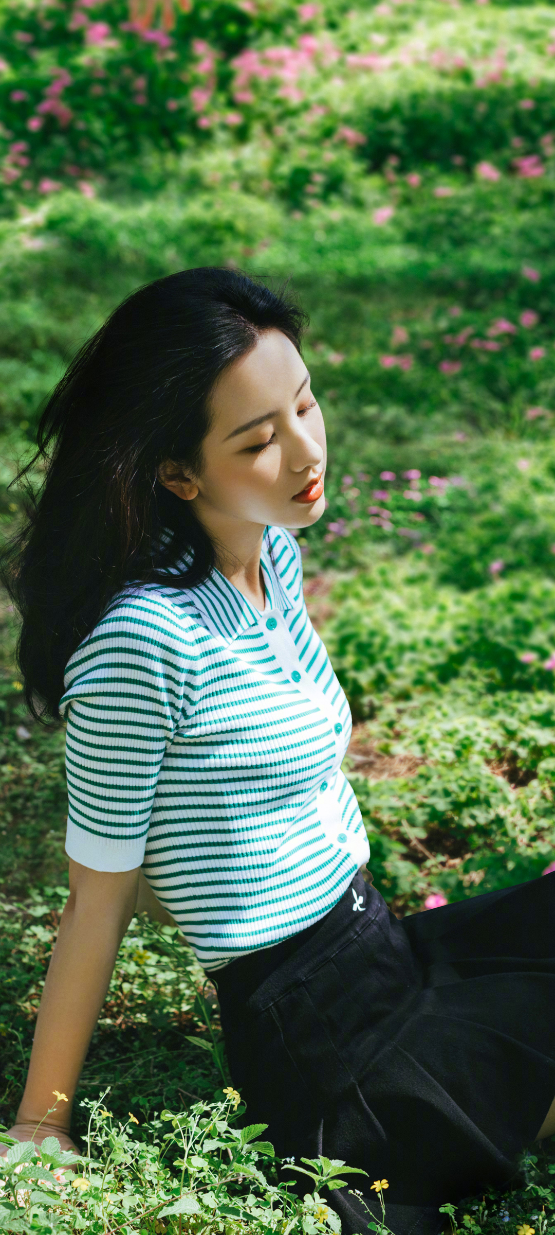 坐在草地上的美女陈都灵高清手机壁纸图片