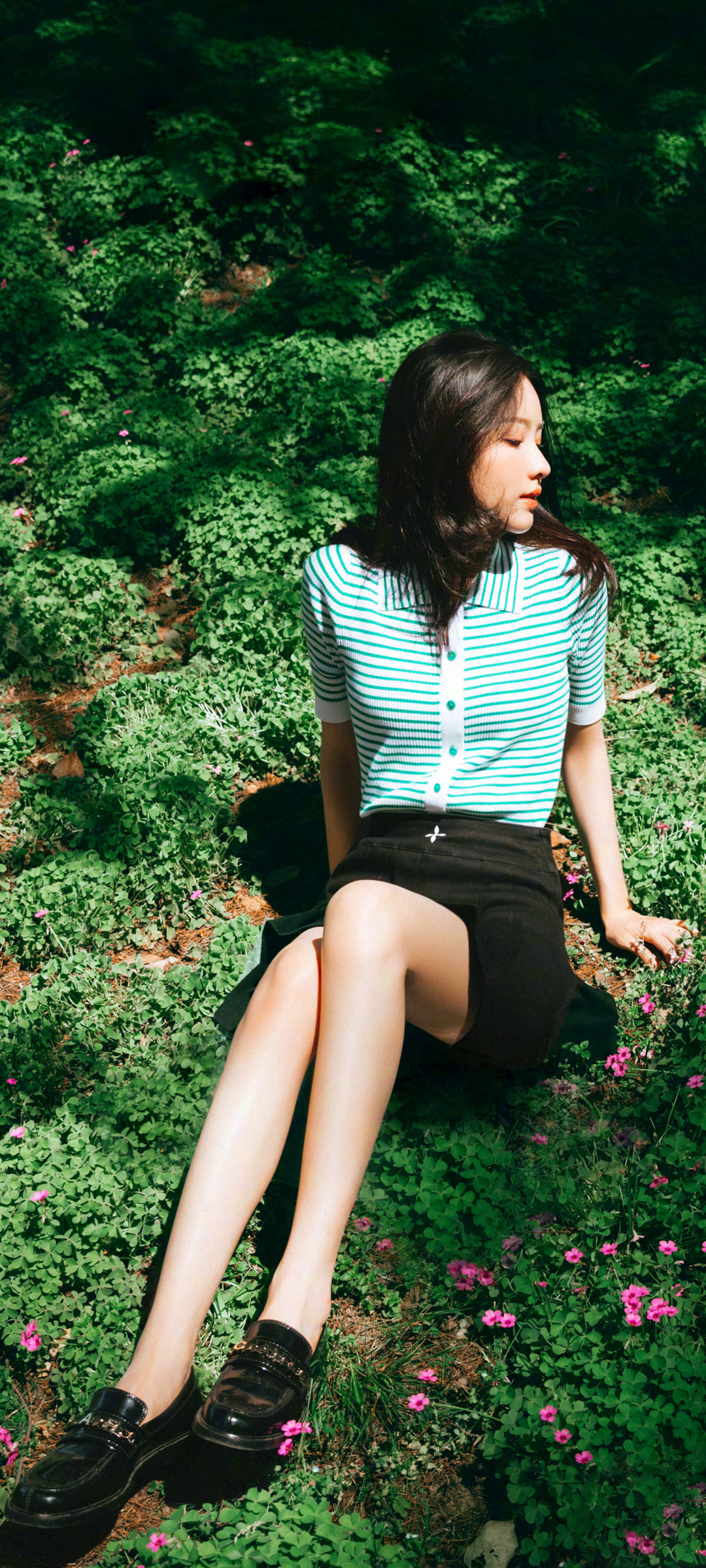 护眼美女 户外 绿色植物 陈都灵高清手机壁纸桌面
