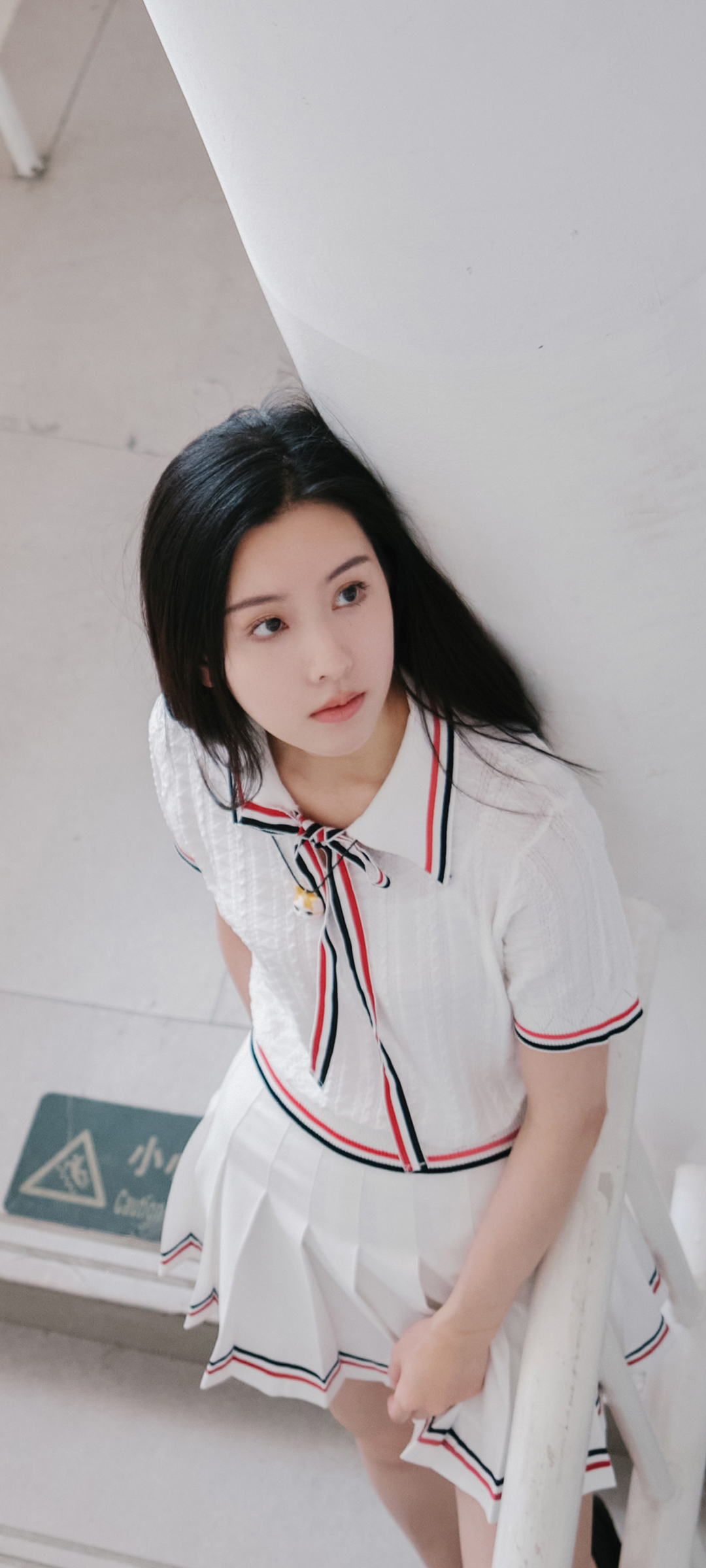 白色百褶裙美女陈都灵精选高清手机壁纸