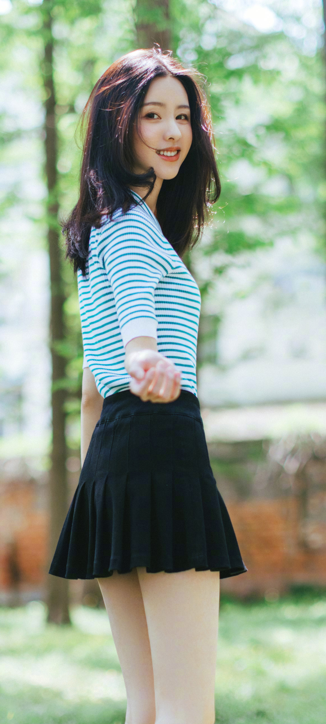 黑色百褶裙养眼可爱美女陈都灵高清手机壁纸桌面