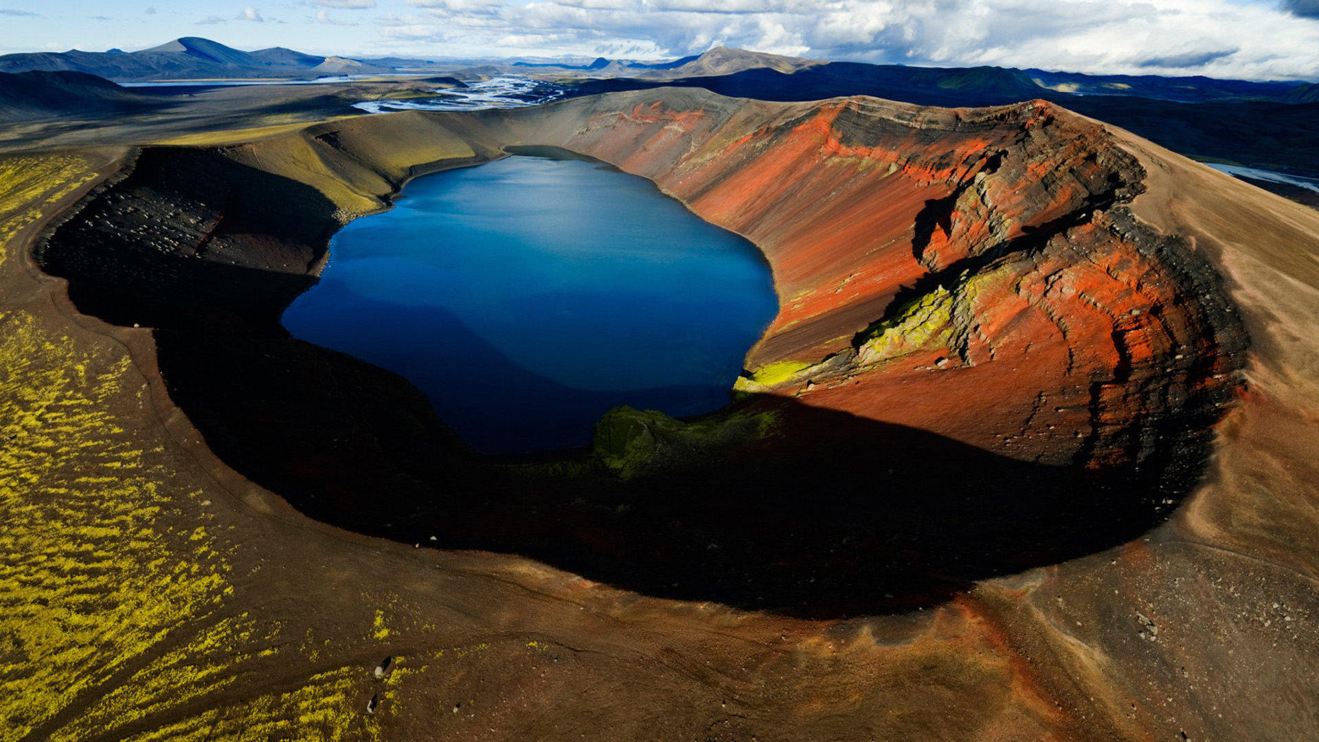 火山口上的湖泊风光宽屏高清壁纸