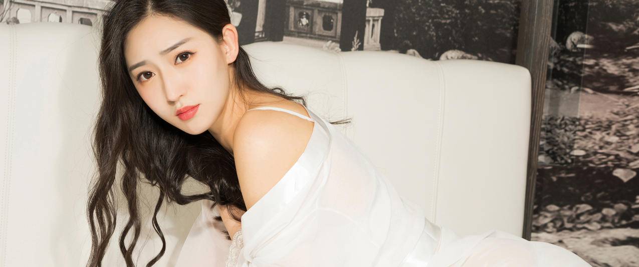 居家白色睡衣养眼美女姜璐带鱼屏高清壁纸