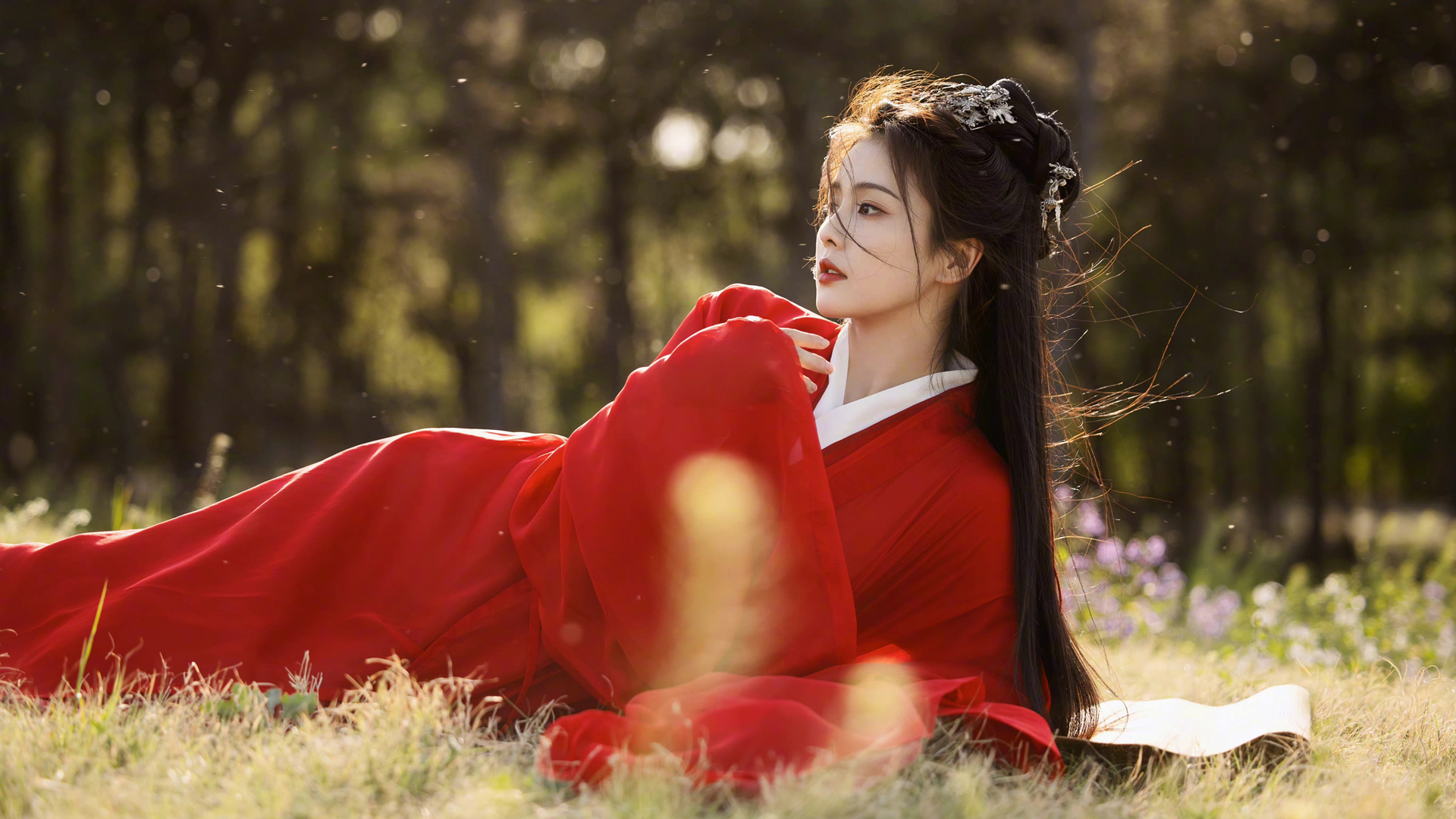 红色古装美女白鹿高清壁纸