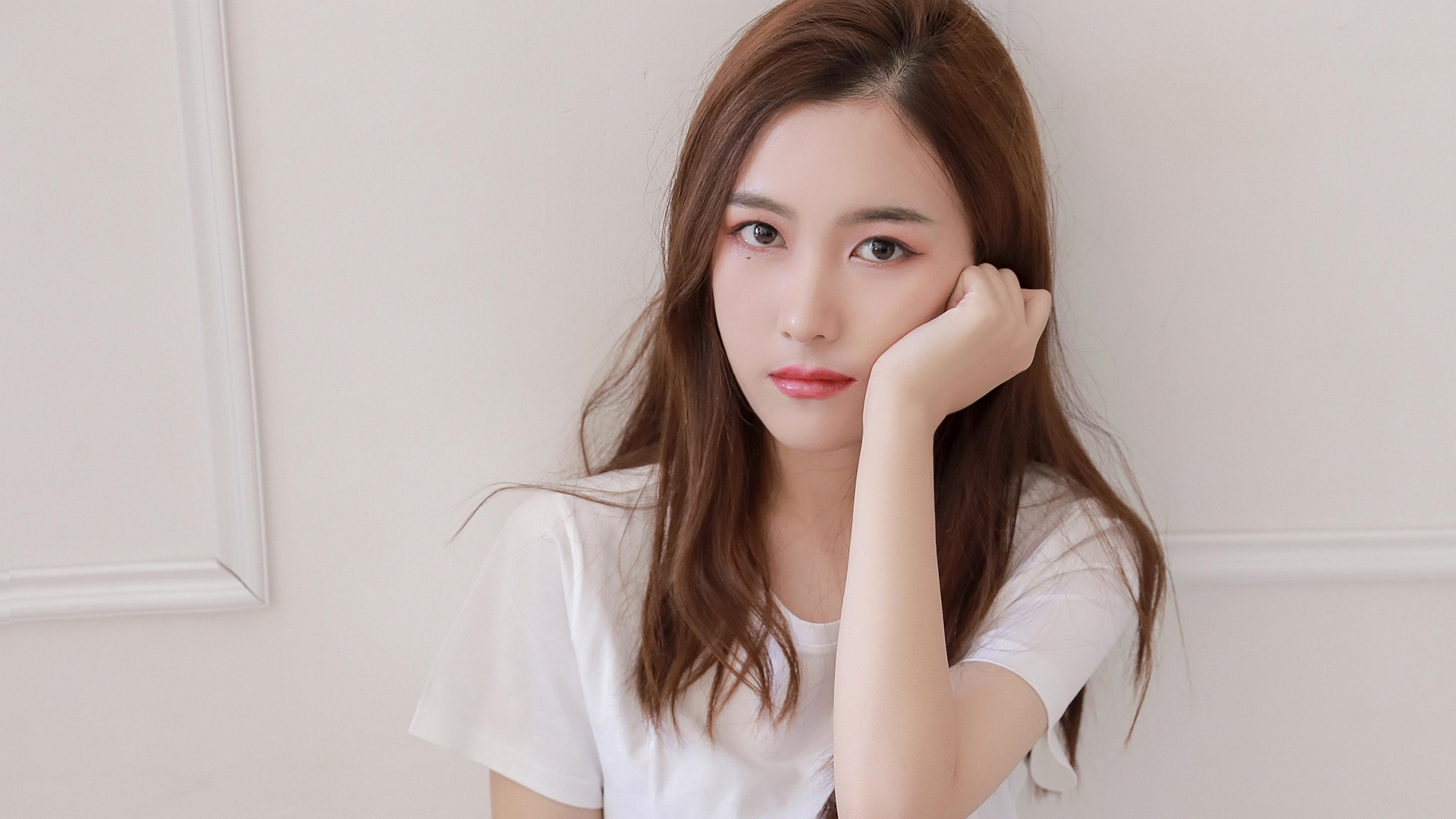 长发高冷气质美女高清壁纸