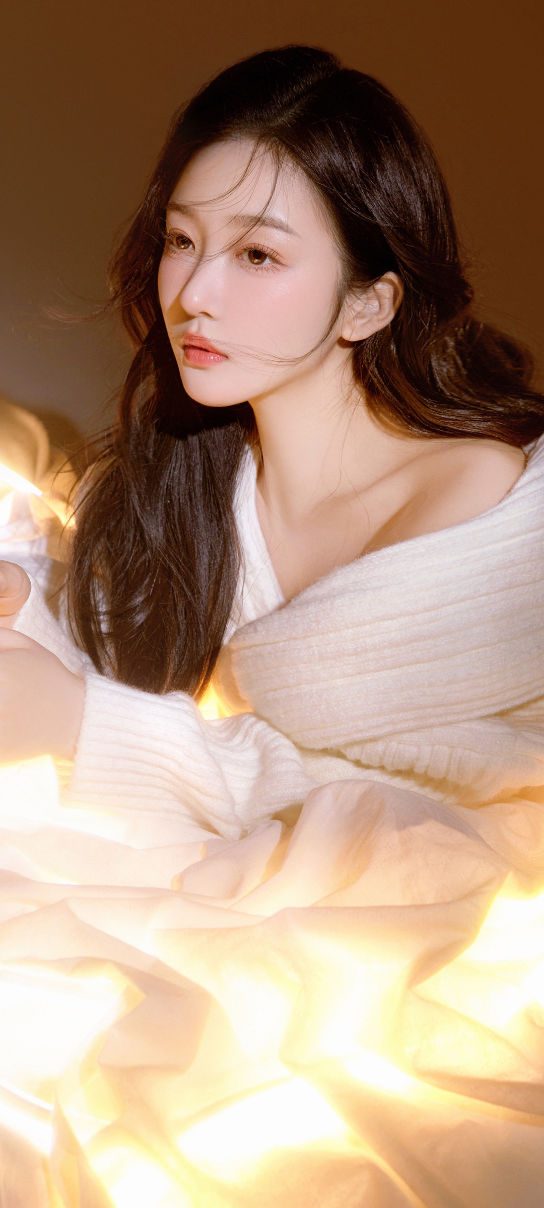 白色毛衣唯美居家美女曹婉瑾高清手机壁纸
