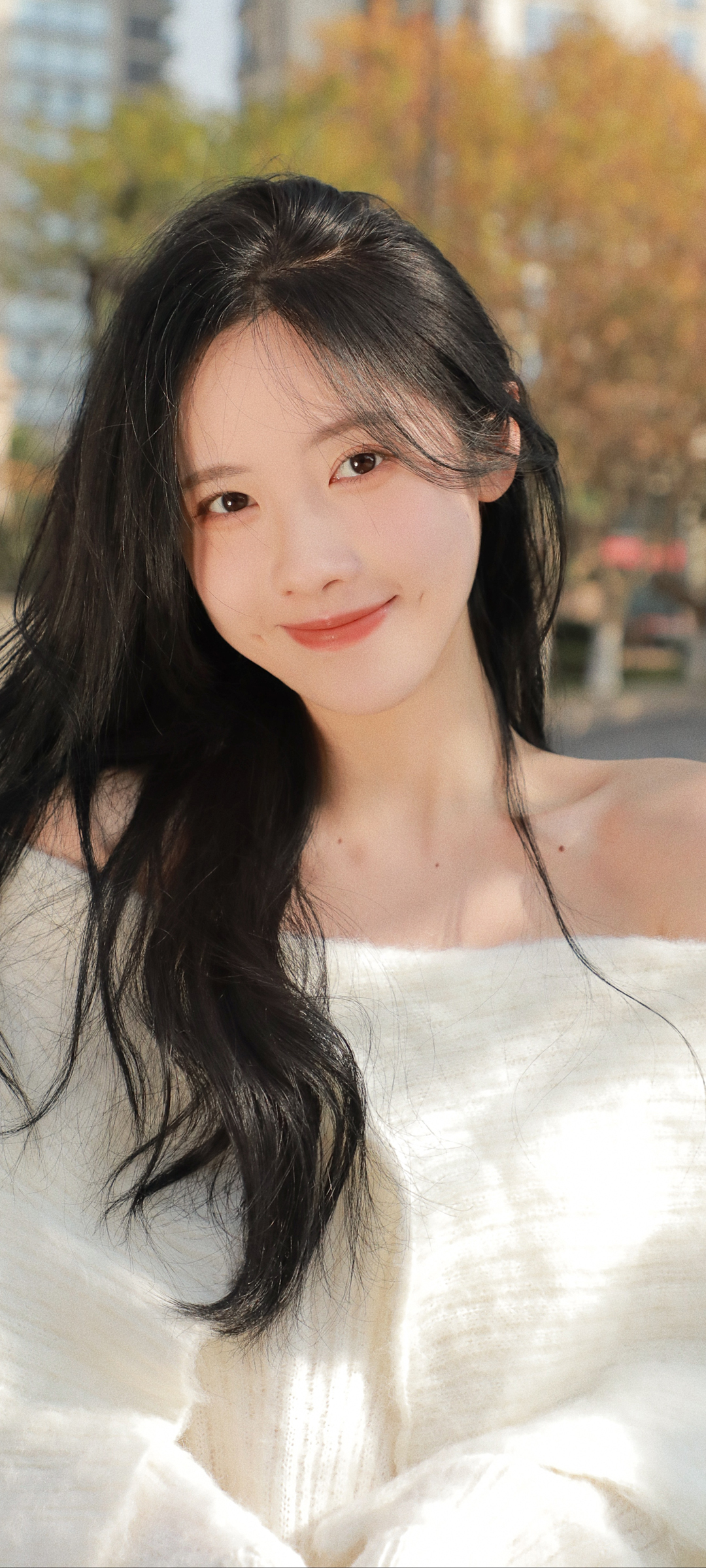 笑容甜美美女 白色毛衣 精选高清手机壁纸