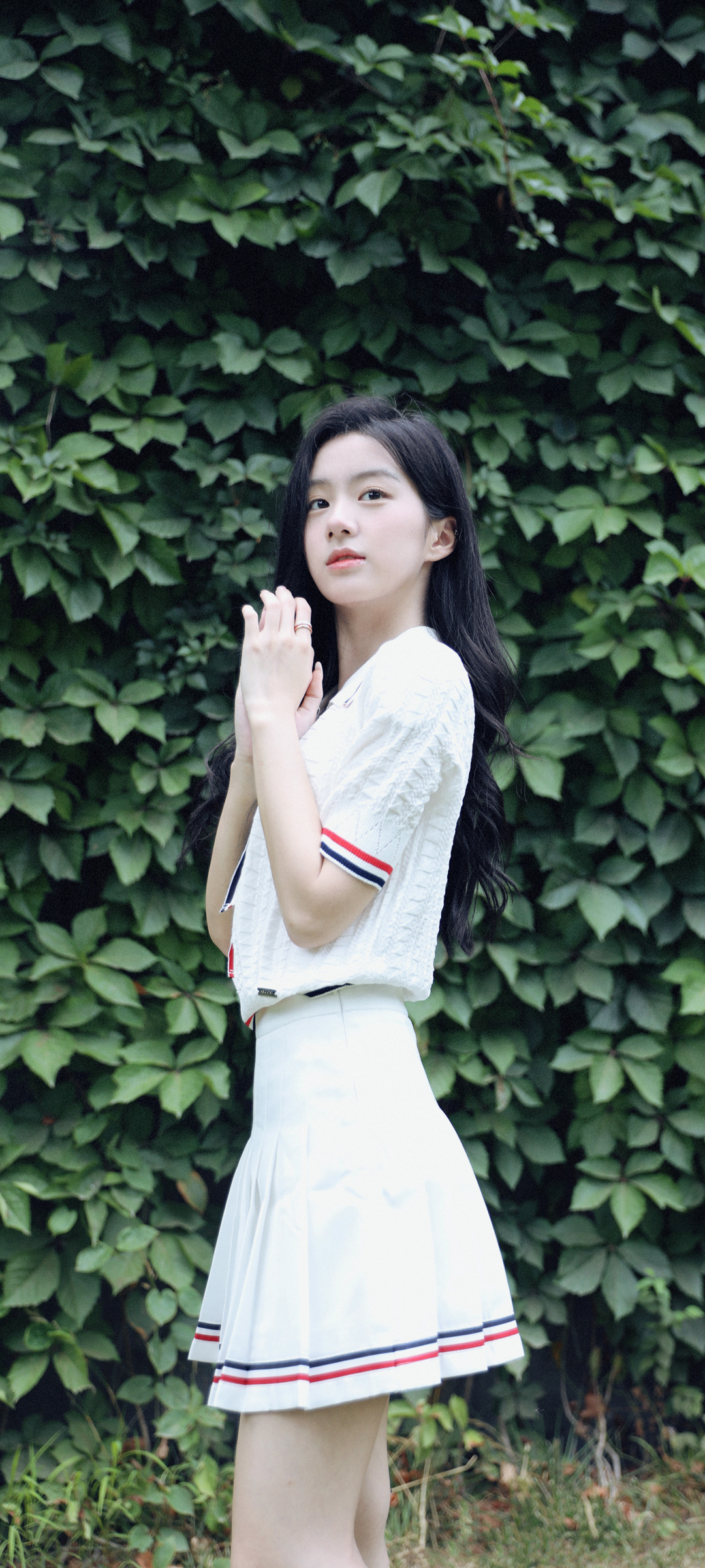 包上恩 护眼 白色百褶裙 高清手机壁纸