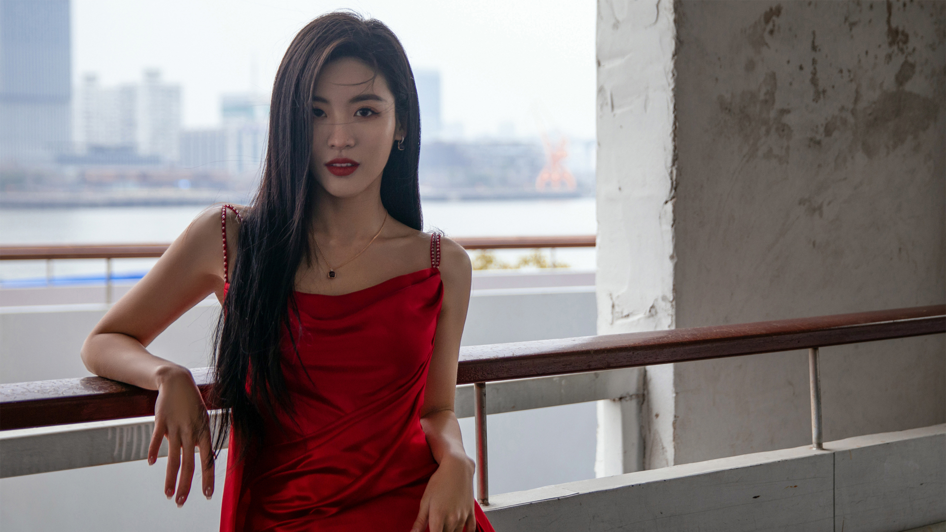 长发红色裙子美女孙芮高清壁纸
