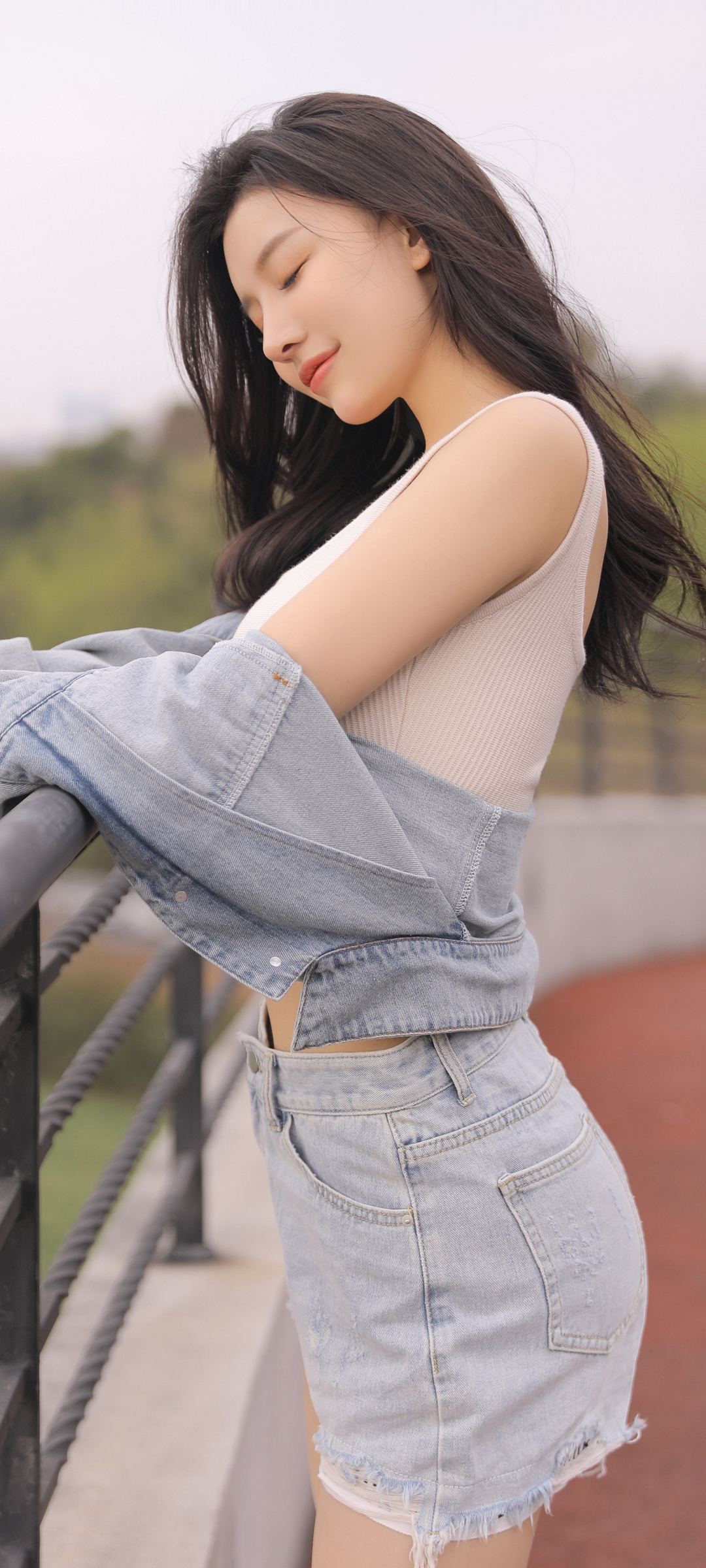 户外 栏杆 美女 闭眼 微笑 牛仔短裤 高清美女高清手机图片