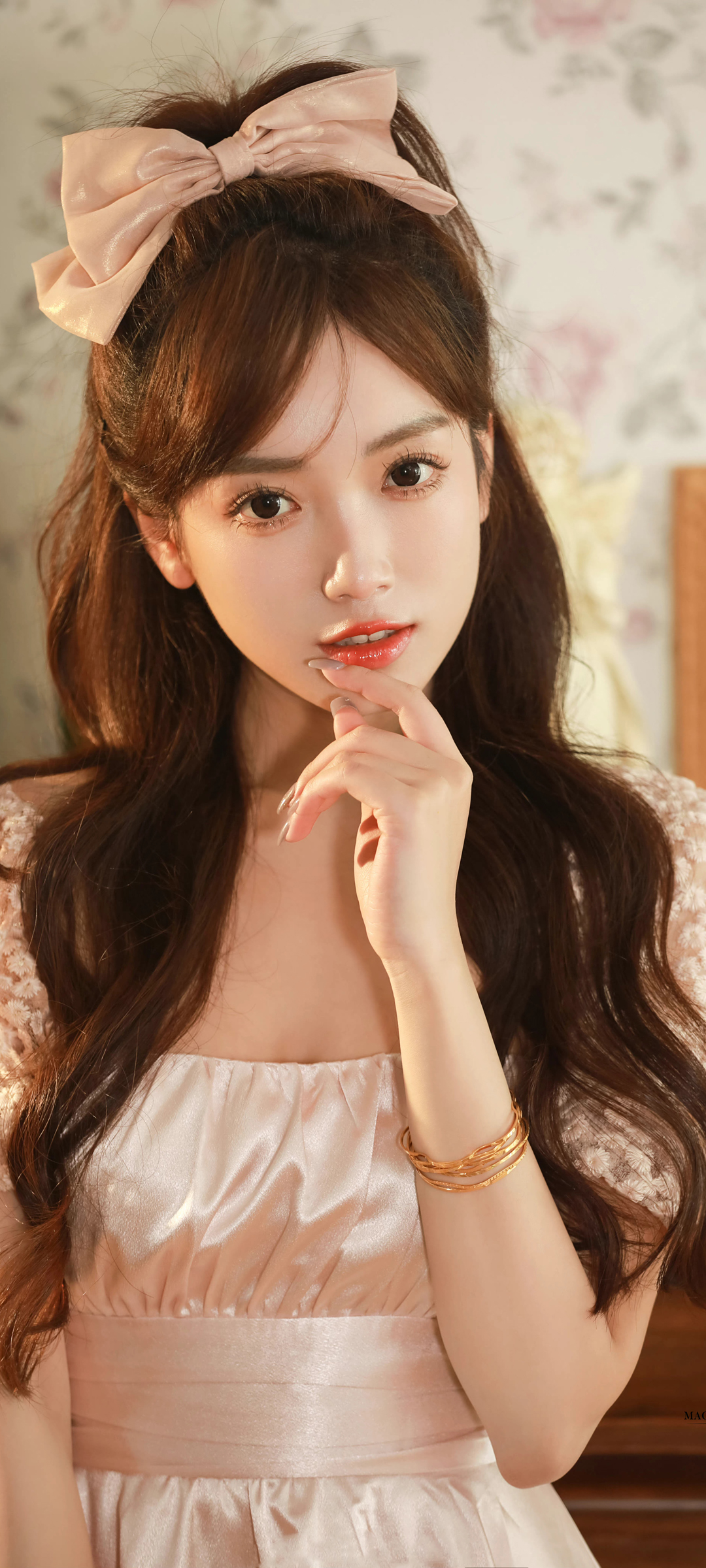 长头发蝴蝶结美女全屏高清手机壁纸