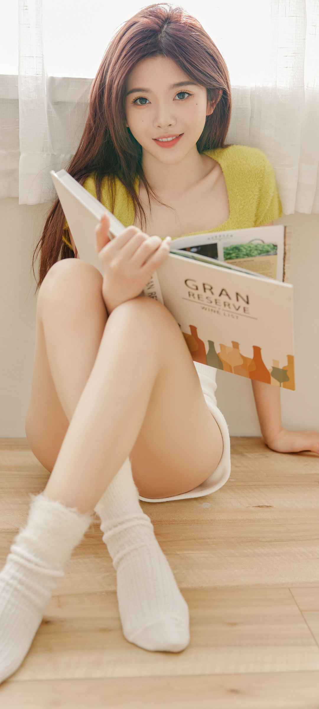 坐在地板上的可爱美女彭十六高清手机壁纸桌面