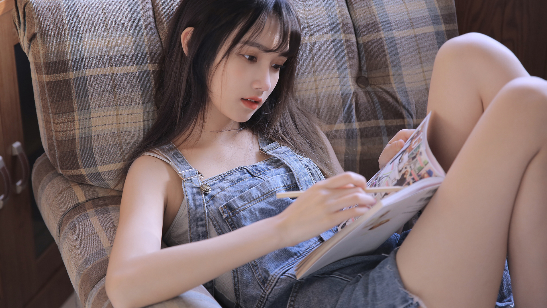 背带牛仔裤美女宋昕冉高清壁纸