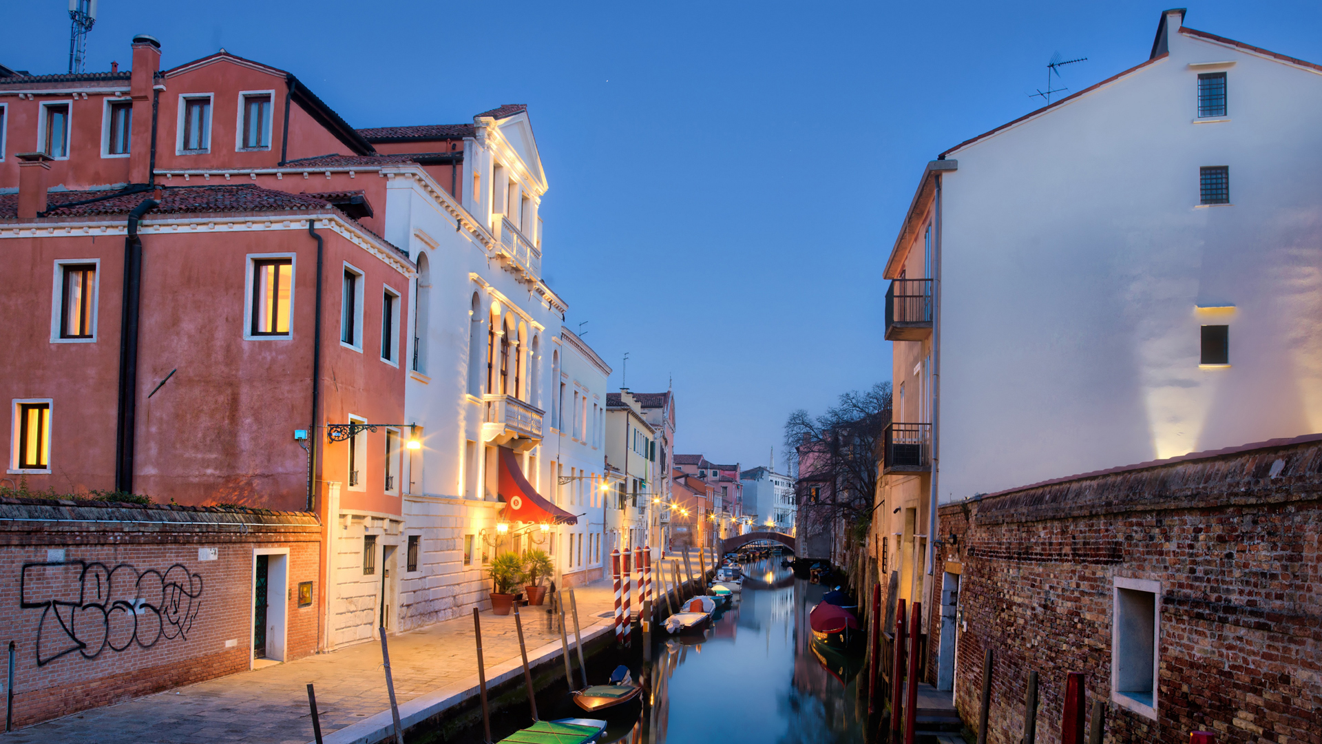 意大利，威尼斯，城市景观，建筑，房子，水，运河，船，路灯，风景高清壁纸