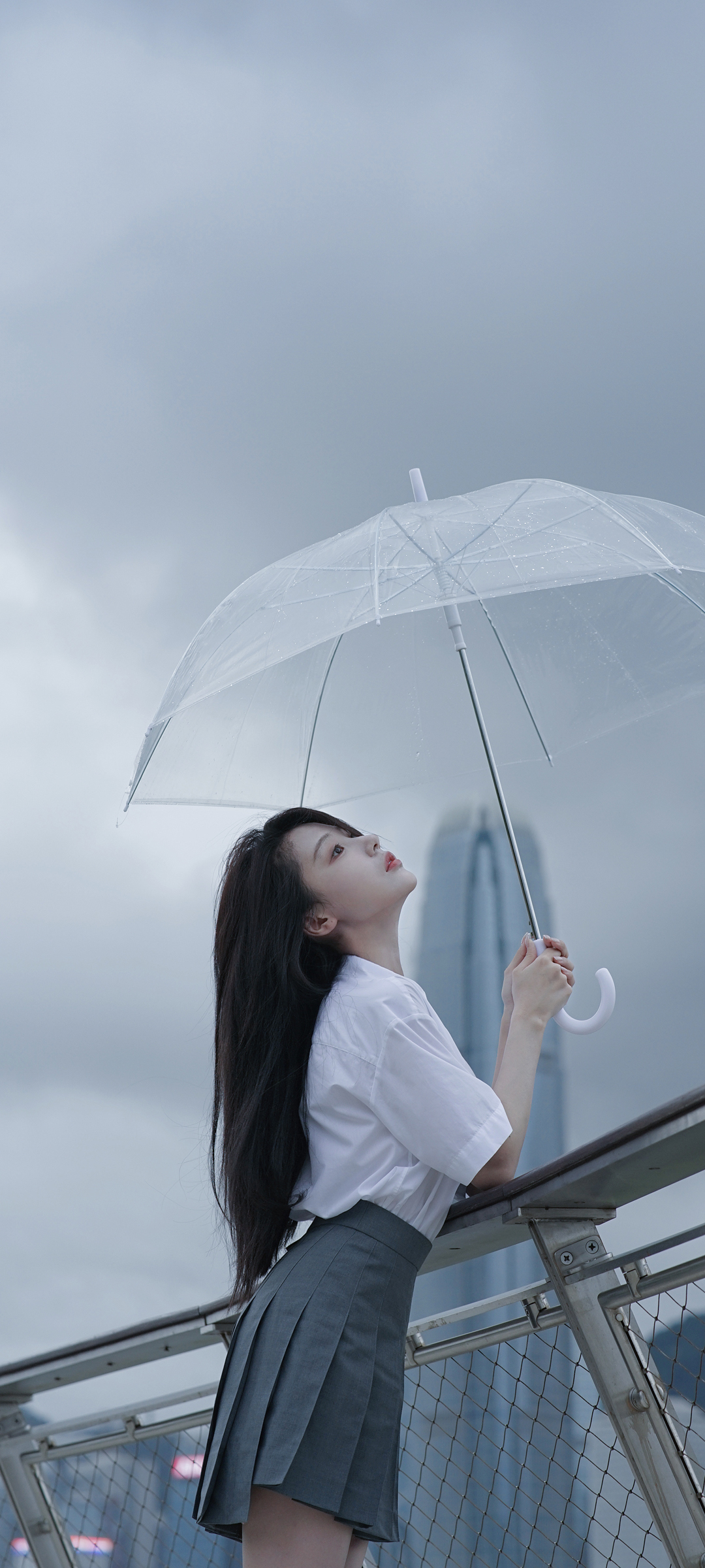 美女 白色衣服 百褶裙 透明伞 全屏高清手机壁纸