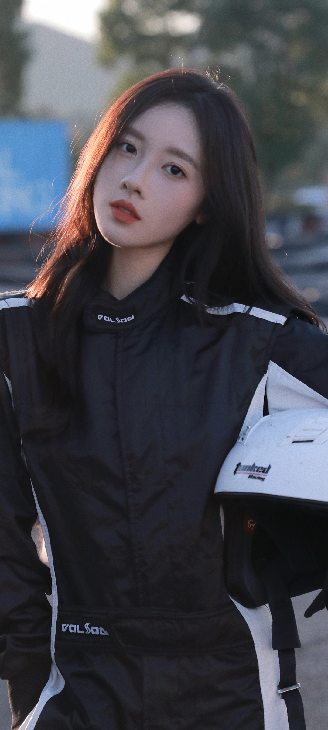 黑色摩托车装帽子美女高清手机壁纸