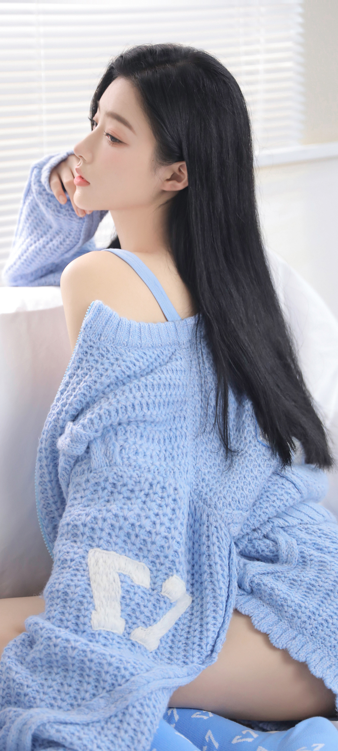 潘白雪 蓝色毛衣 美女全屏高清手机壁纸