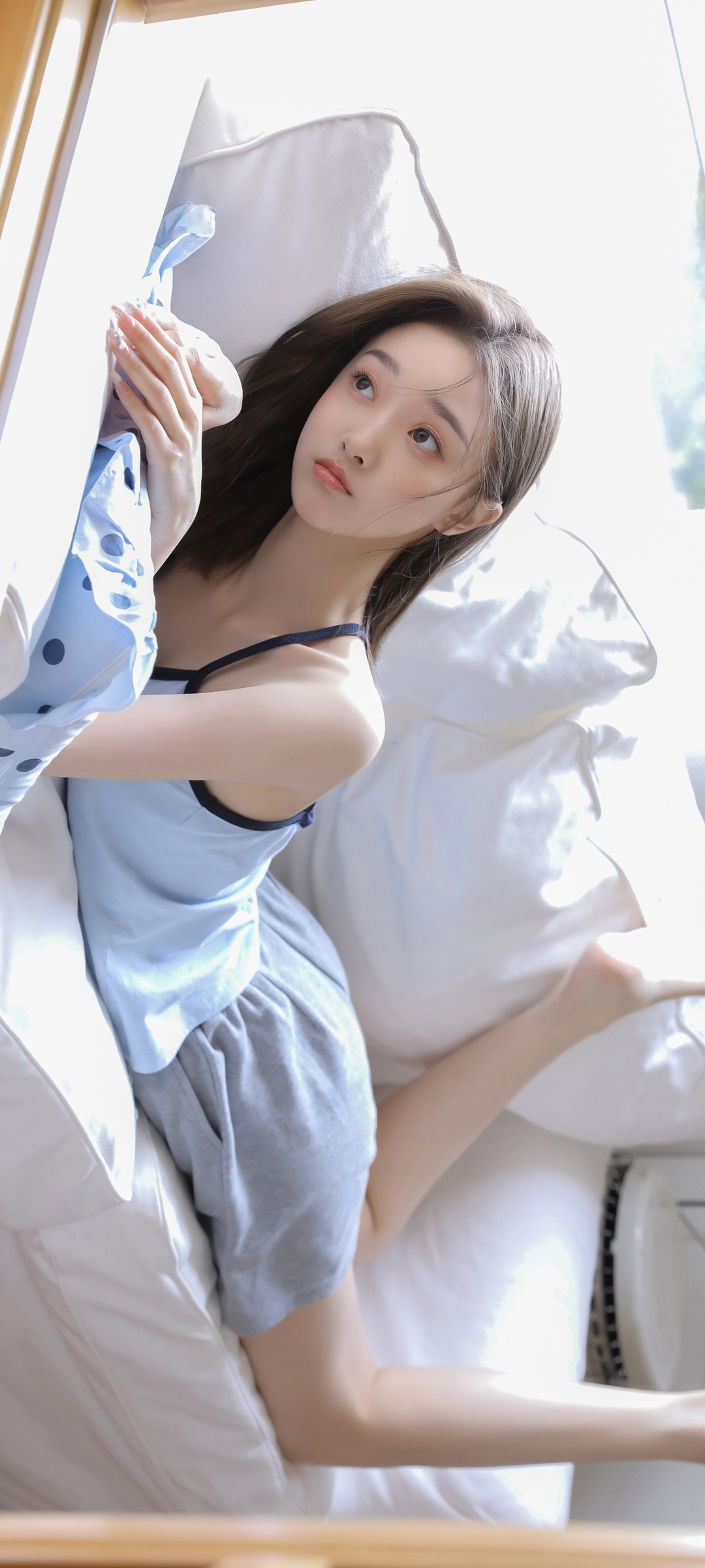 居家沙发 女孩 好看身材清纯美女高清手机壁纸