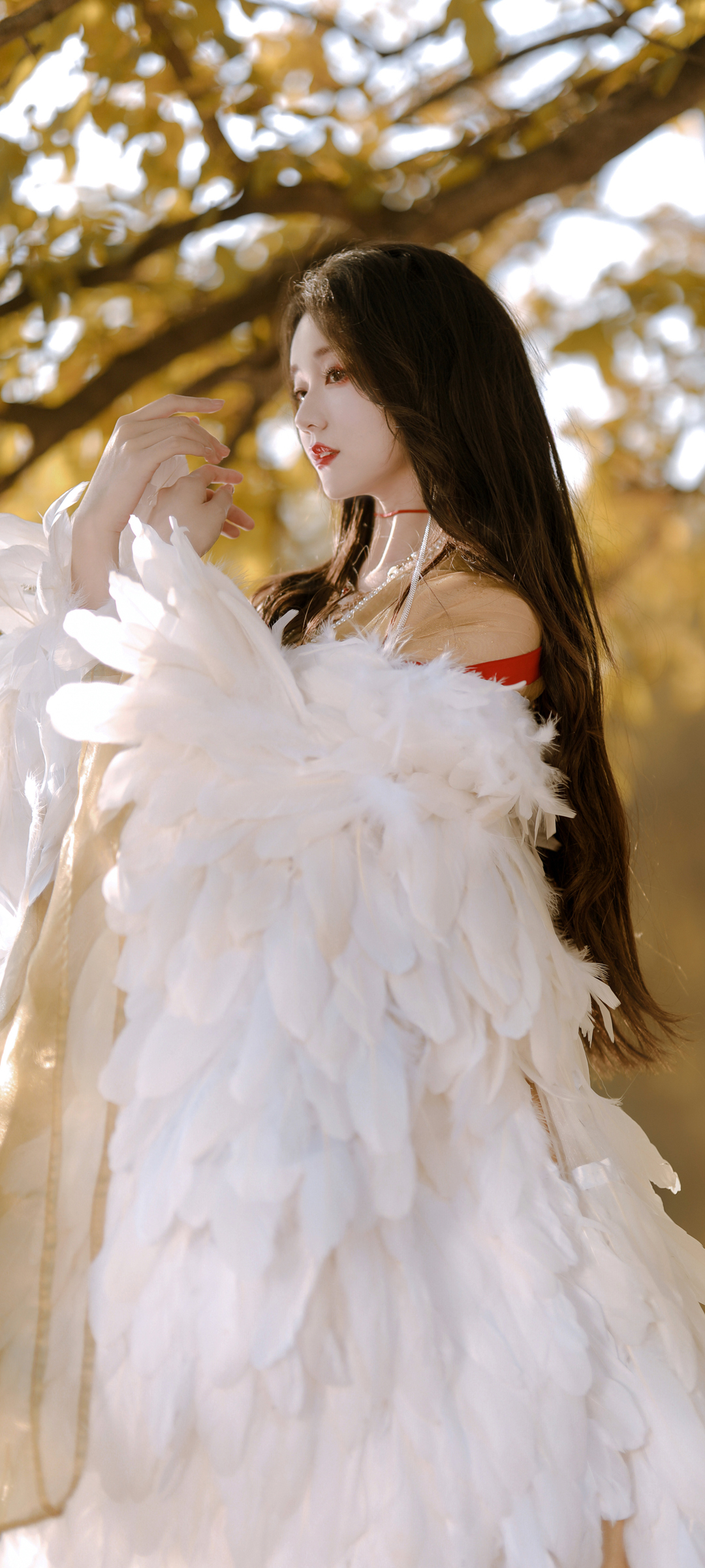 秋天 羽毛裙子 美女 侧脸 高清手机壁纸图片