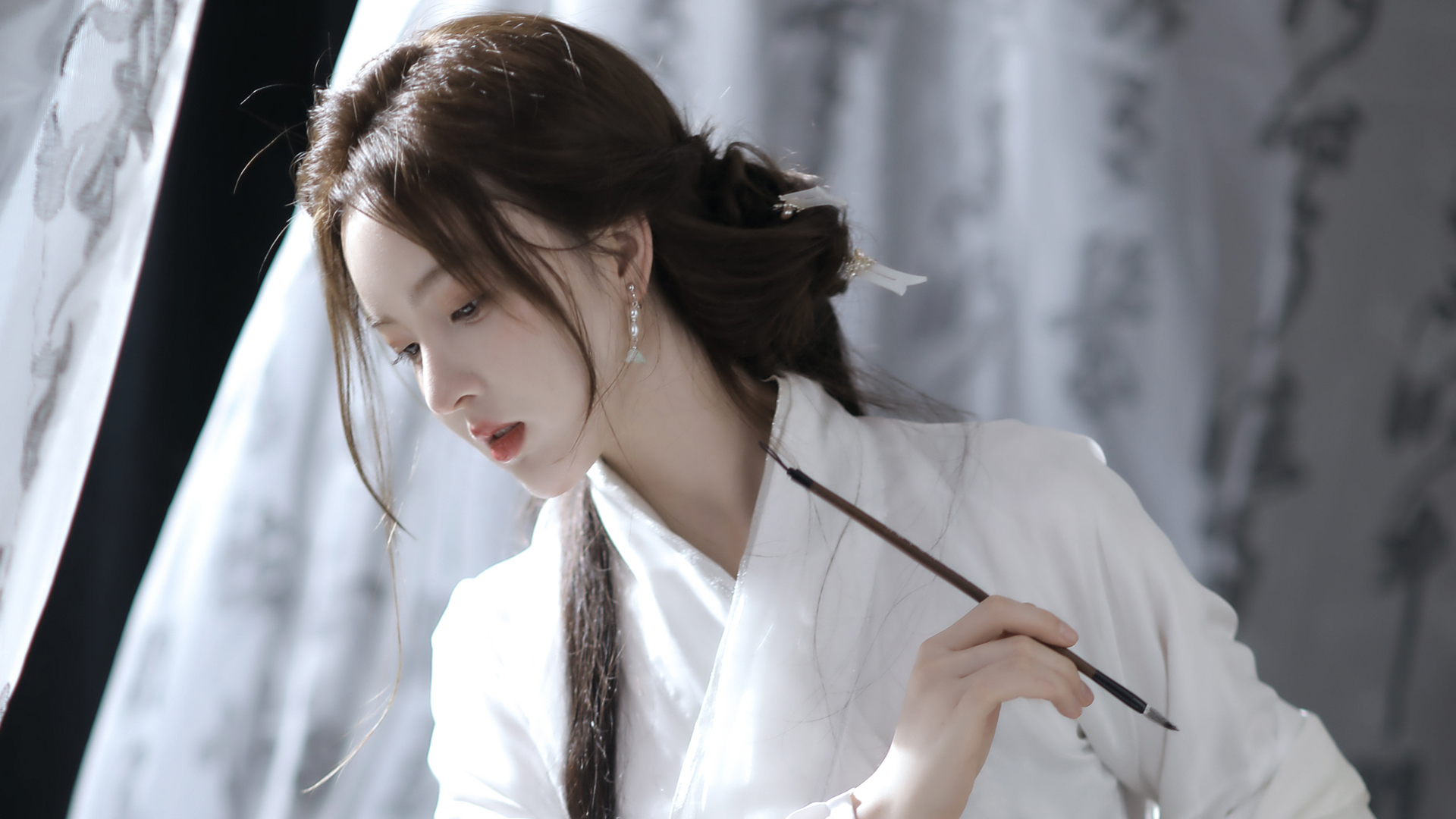 古风美女 白色古装衣服 毛笔 美女高清壁纸