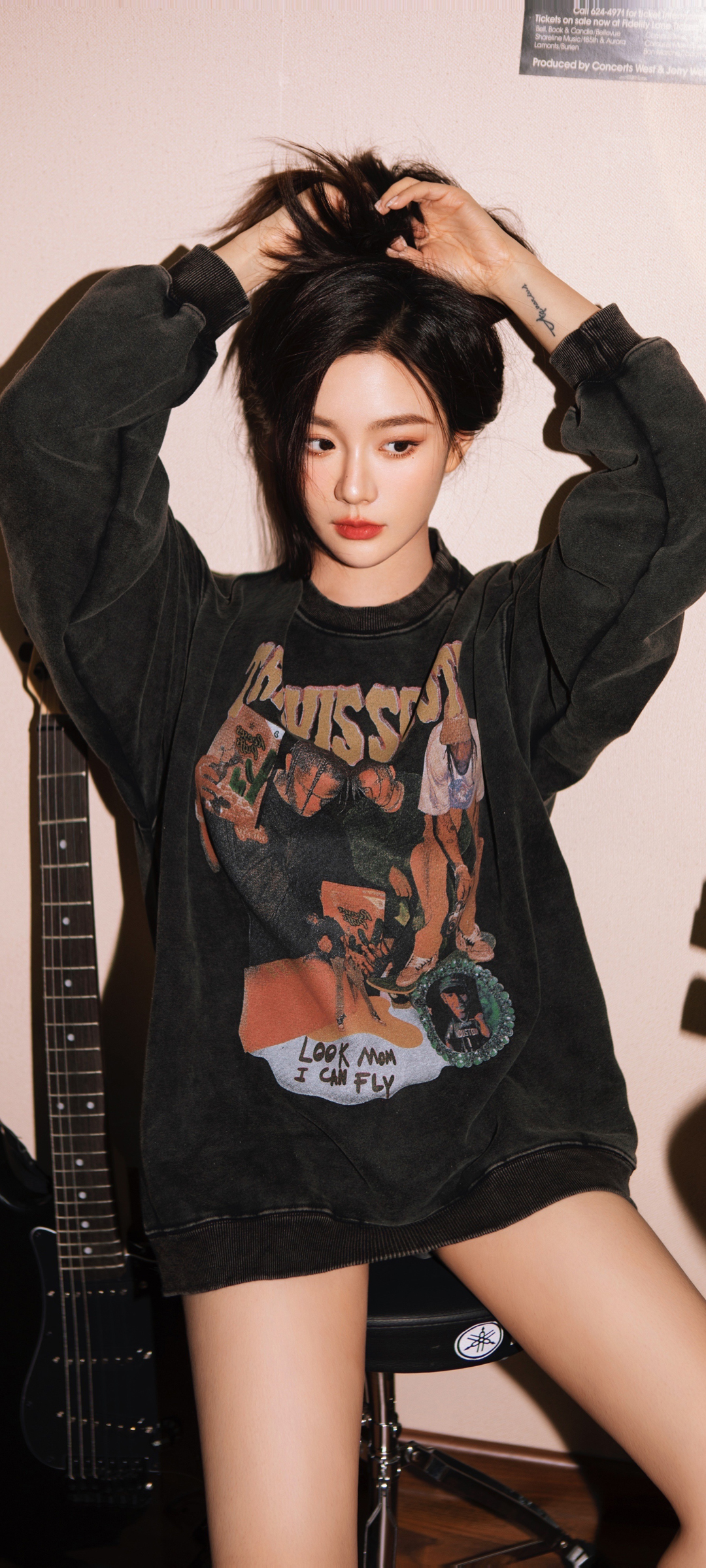 黑色卫衣个性美女高清手机壁纸
