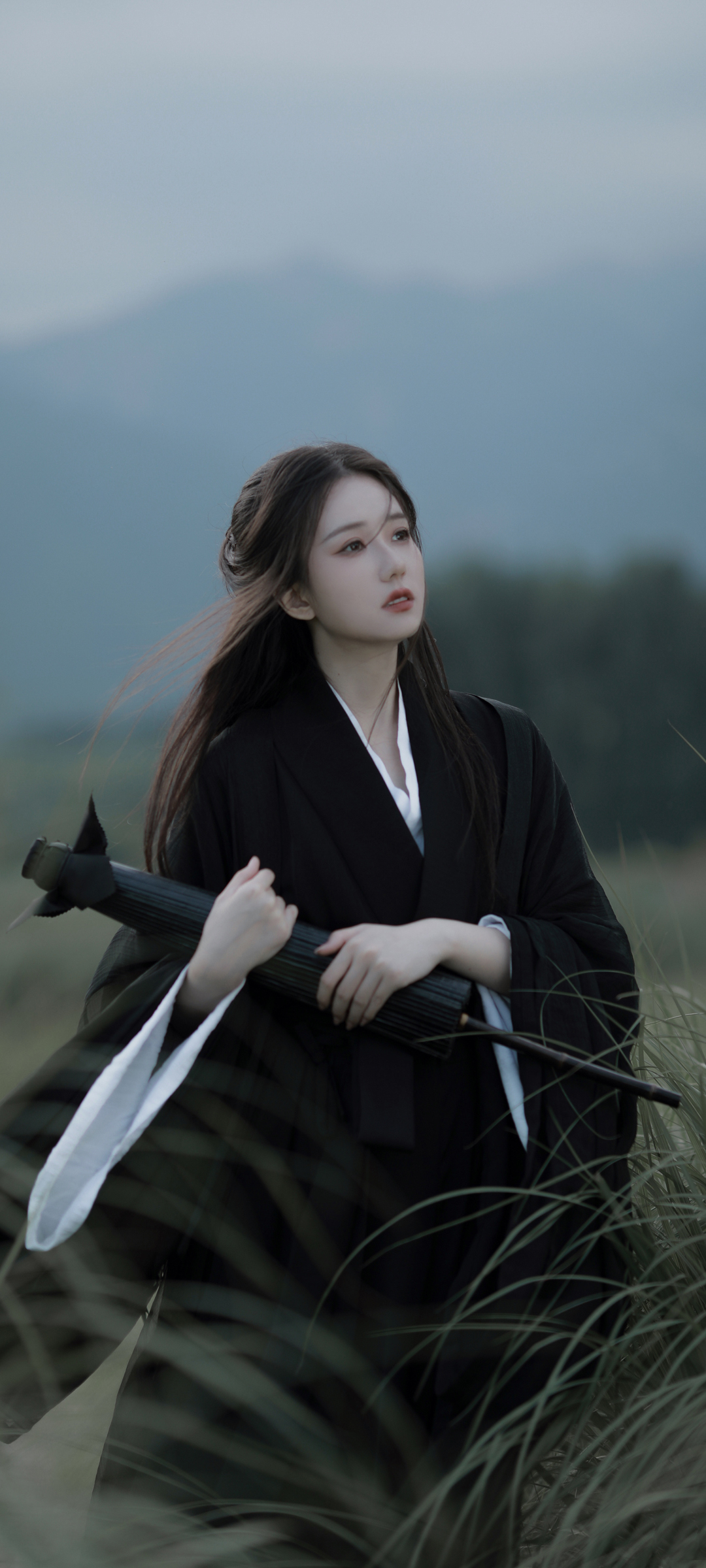 户外 黑色居士服美女 高清手机壁纸图片