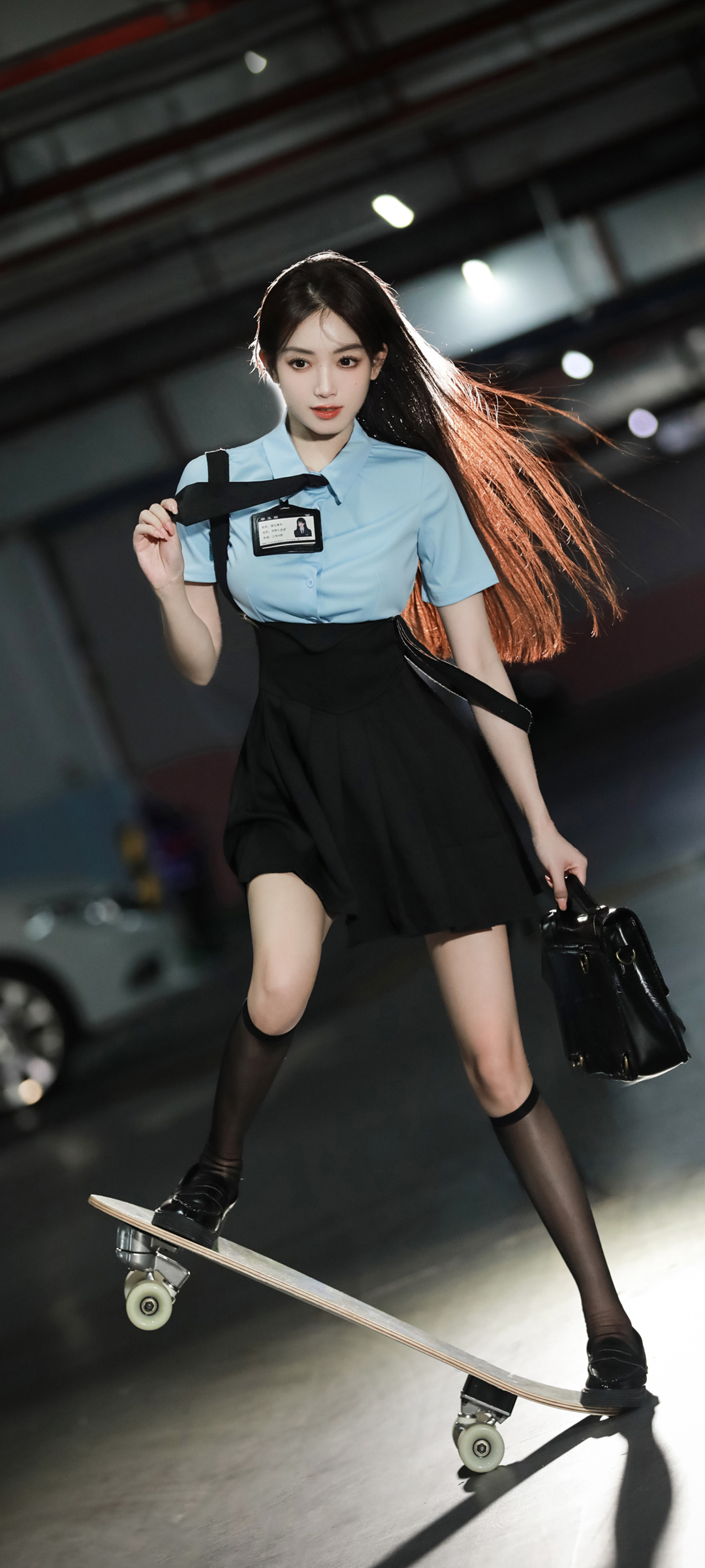 滑板 长发美女 蓝色衬衫 黑色吊带裙 黑色袜子 高清手机图片