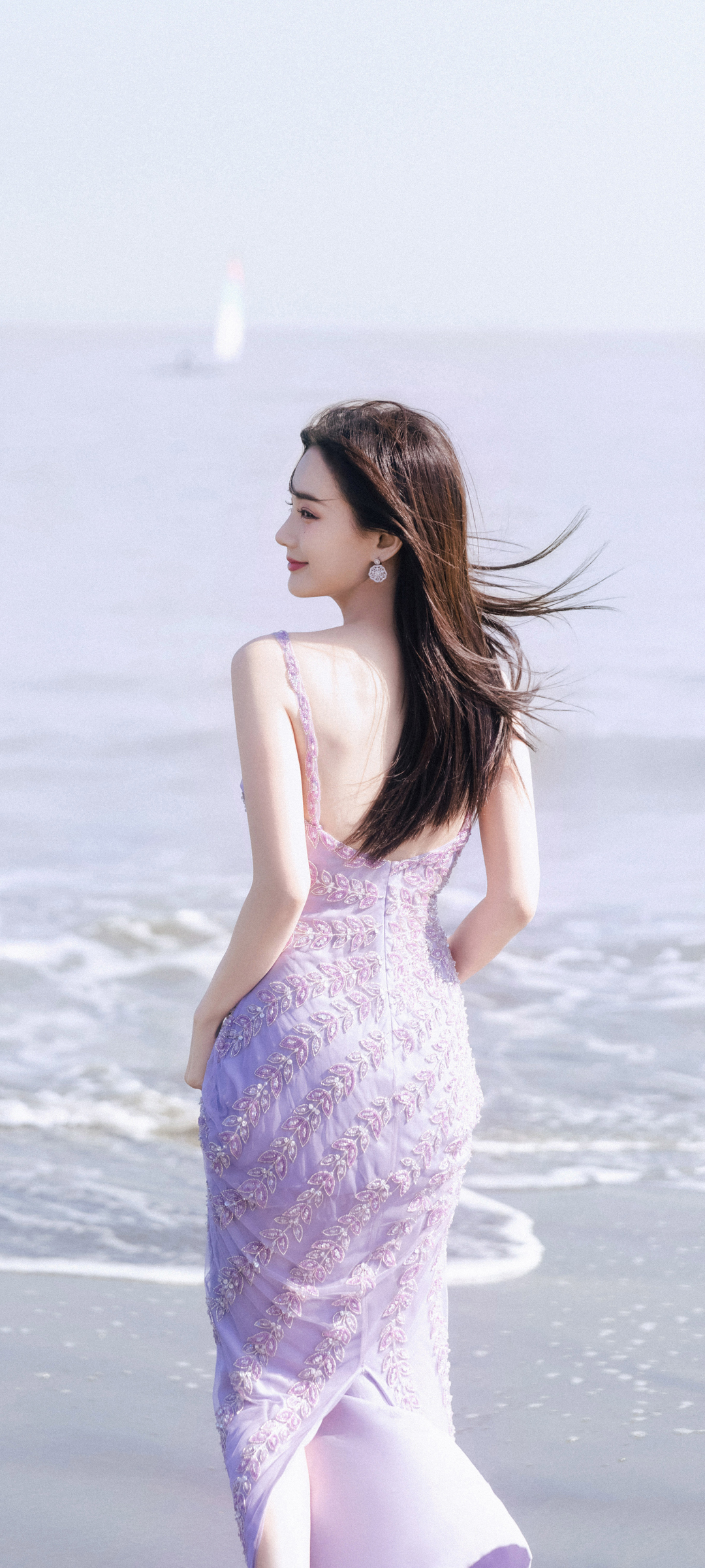 海边漂亮美女 李一桐 紫色裙子 背影 唯美 高清手机壁纸图片