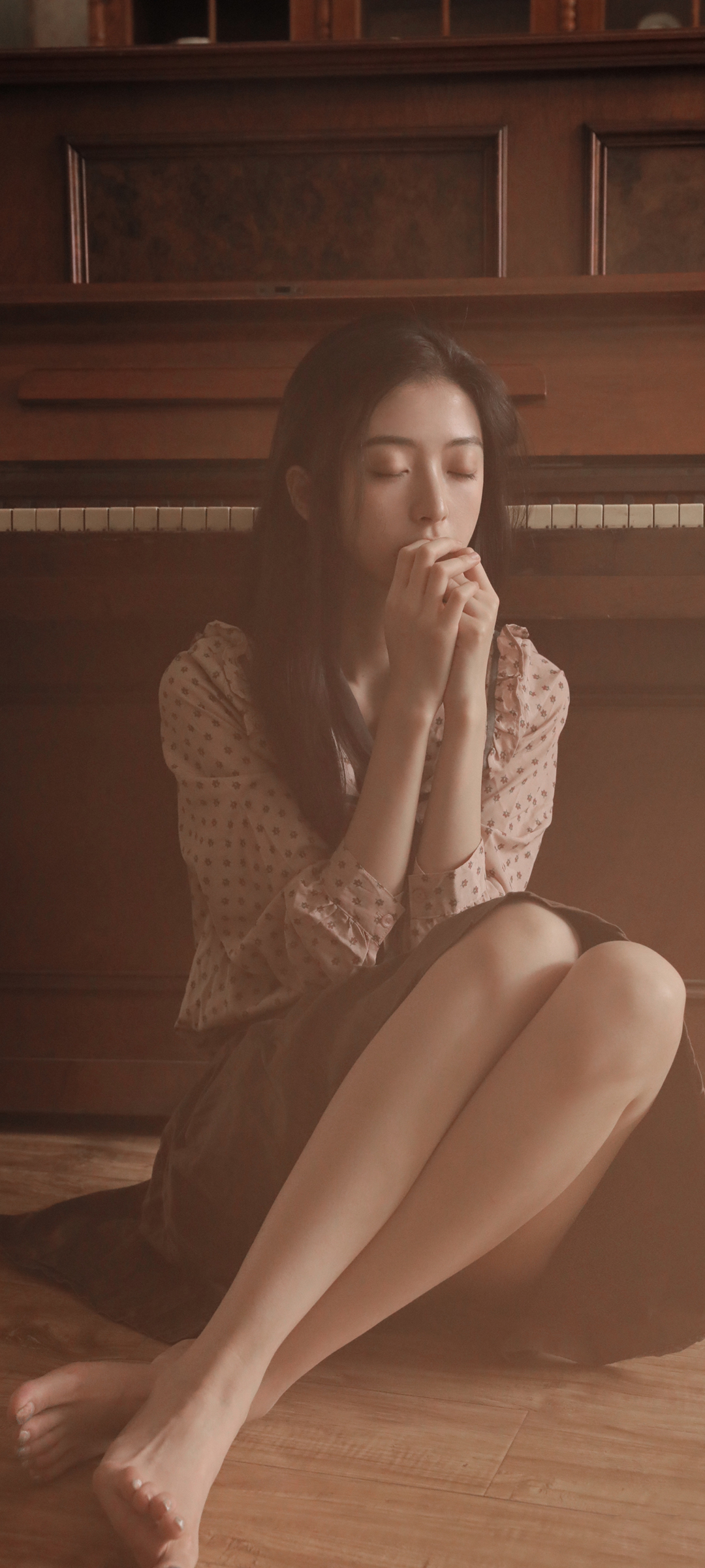坐地板的文艺美女 裙子 唯美高清手机壁纸