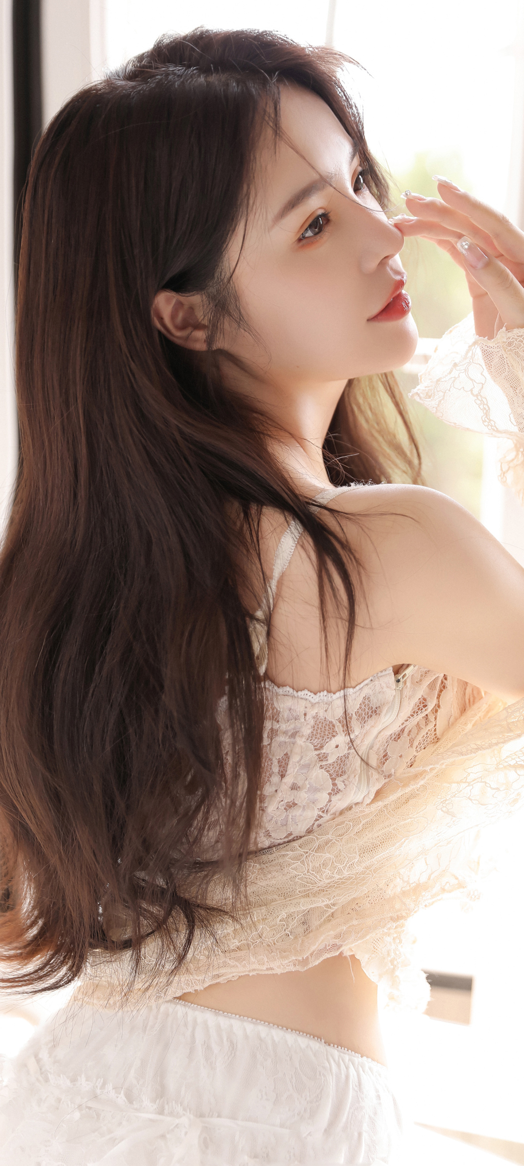 居家美女 长发 白色睡衣 唯美高清手机壁纸图片