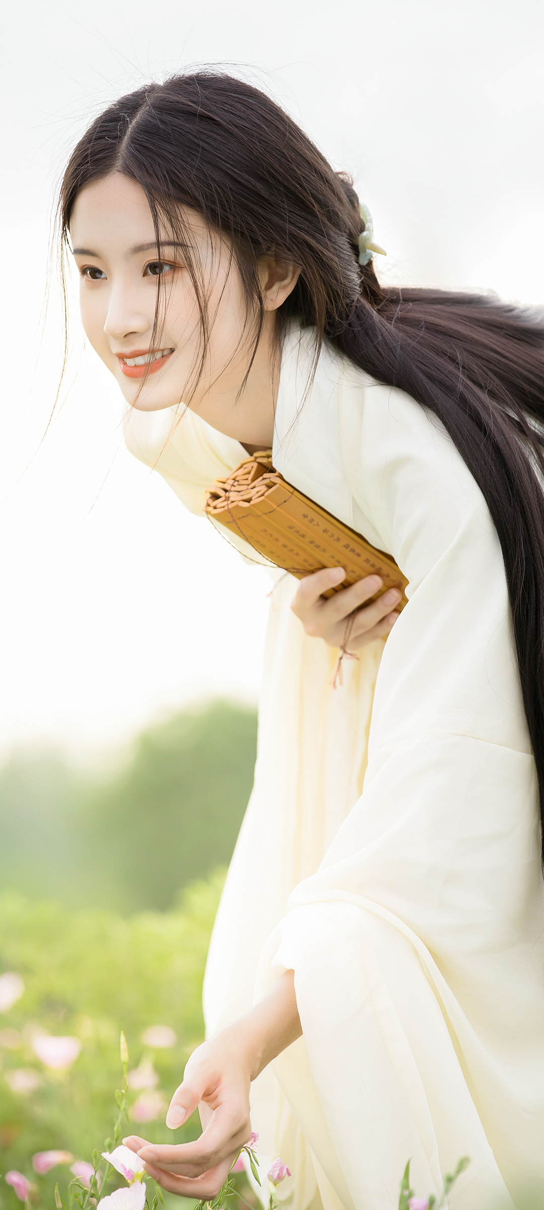 拿着竹简的古风美女唯美高清手机壁纸