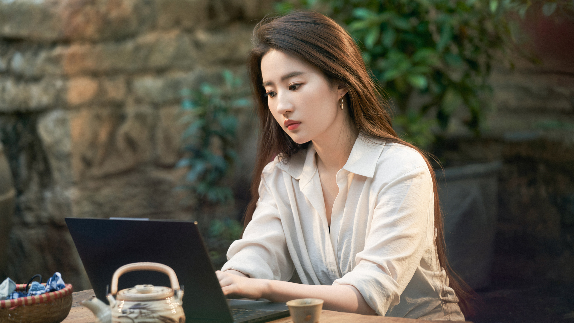 刘亦菲 白色衬衫 桌子 电脑 茶 美女 高清壁纸