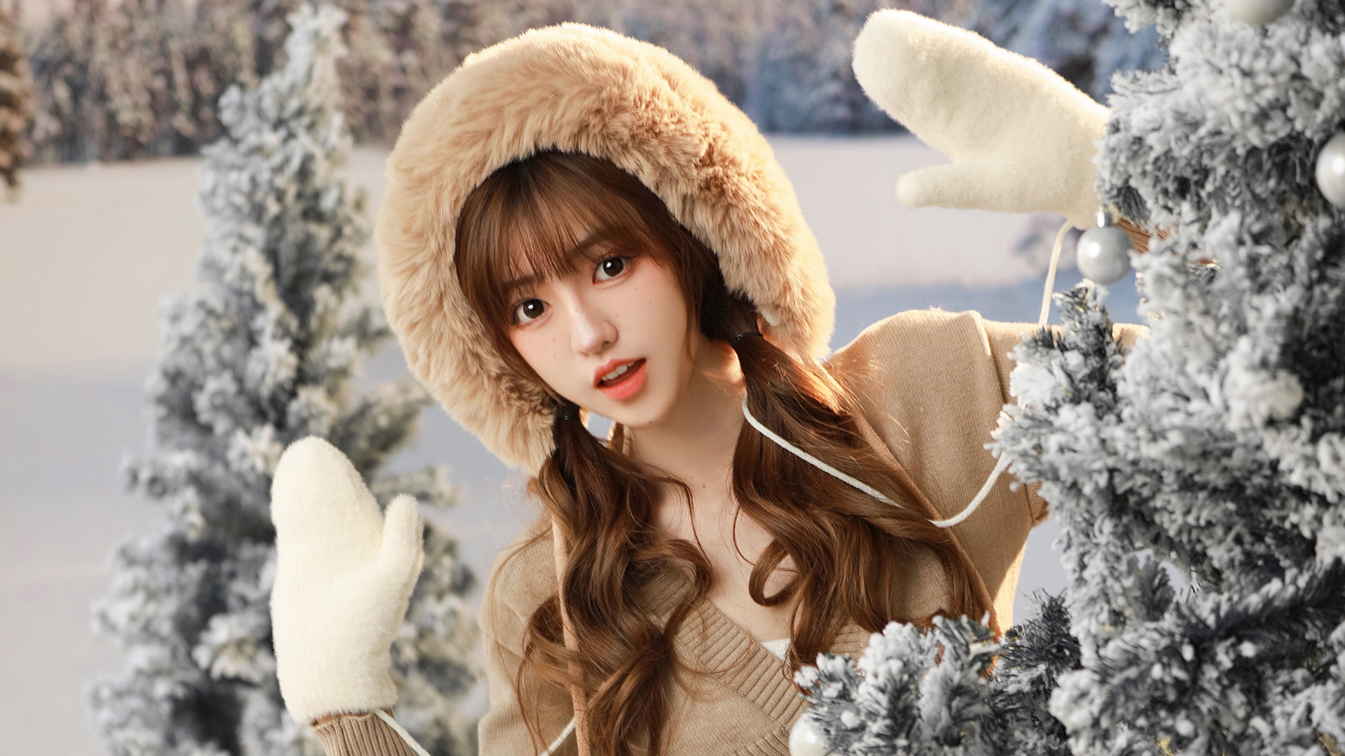 冬天 可爱美女 帽子 手套 雪 圣诞树 桌面高清壁纸